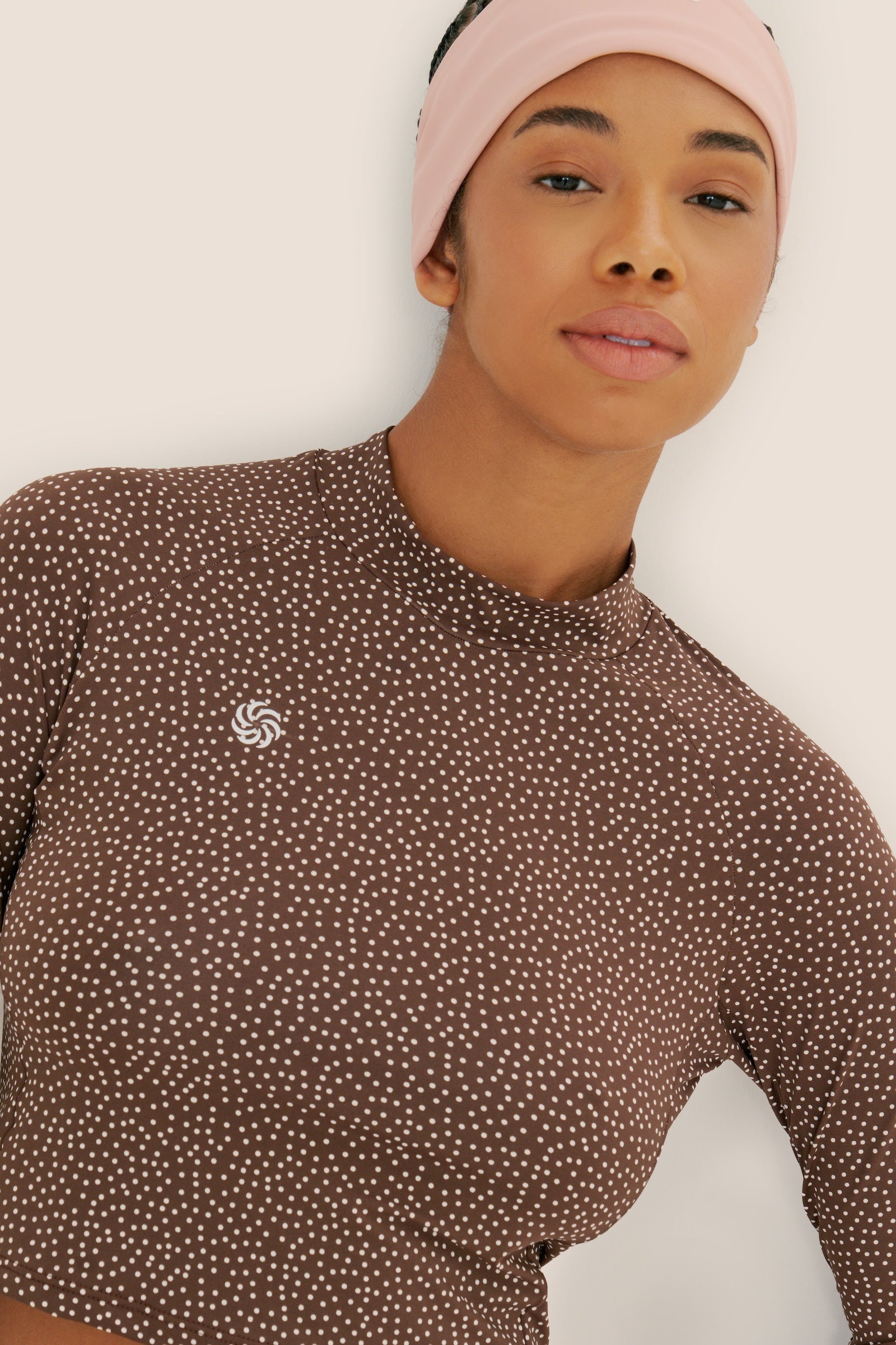 Camisa UV Manga Longa Cropped Abertura Café Poá