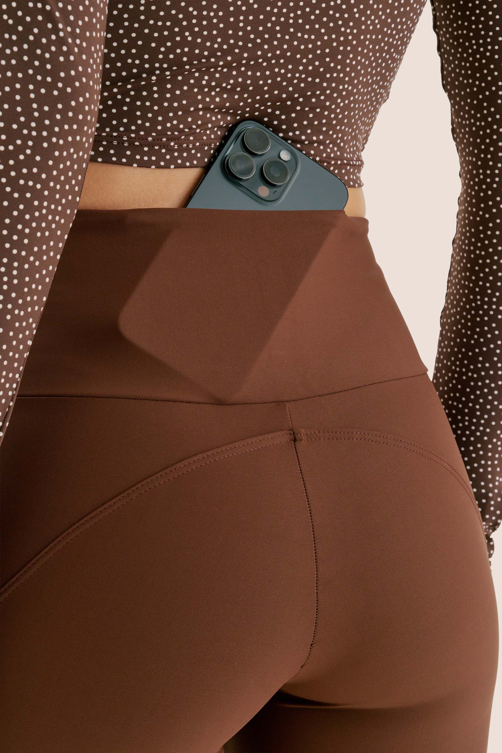 Look: Camisa manga longa cropped café poá + Bermuda clássica café