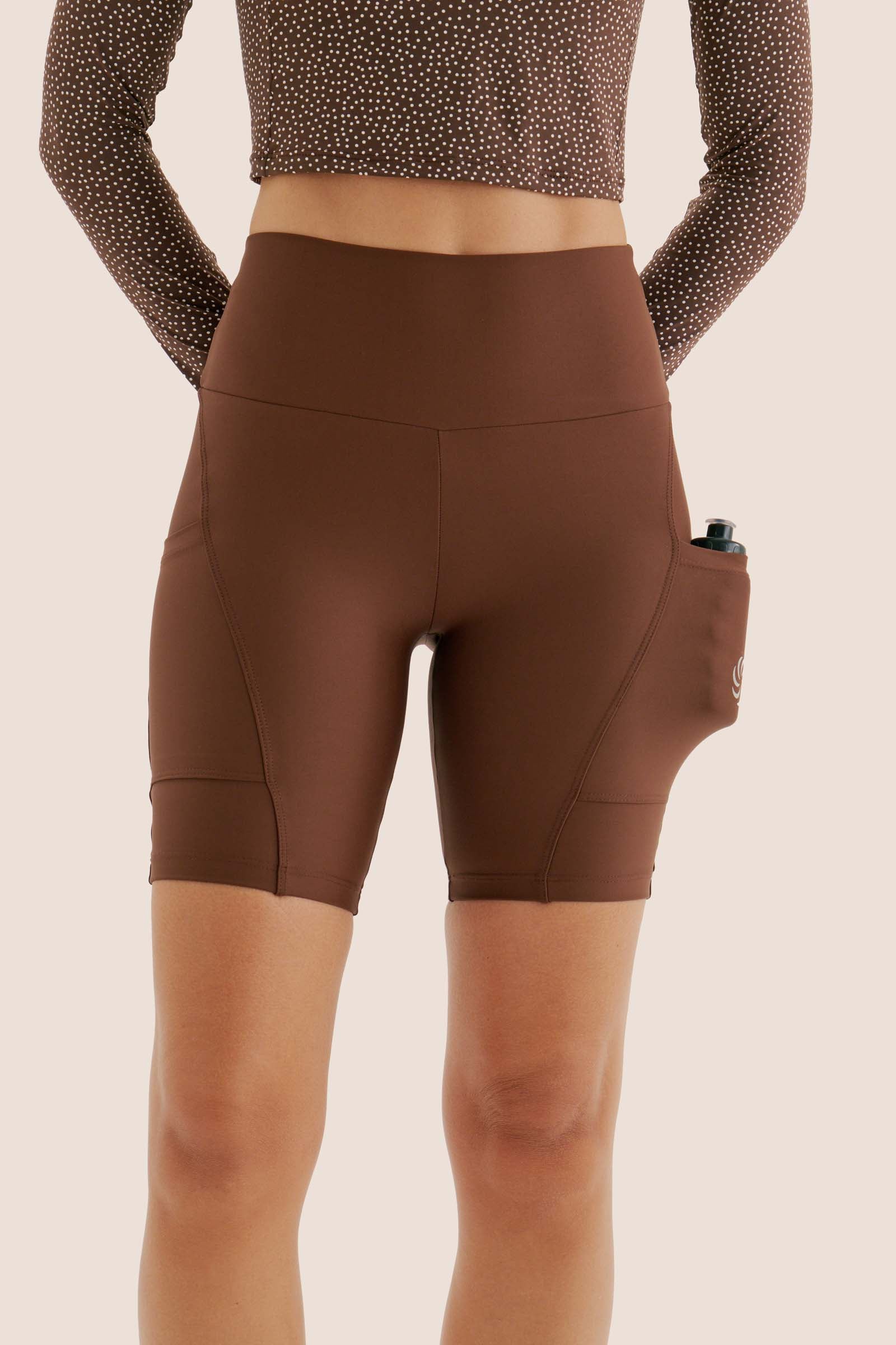 Look: Camisa manga longa cropped café poá + Bermuda clássica café