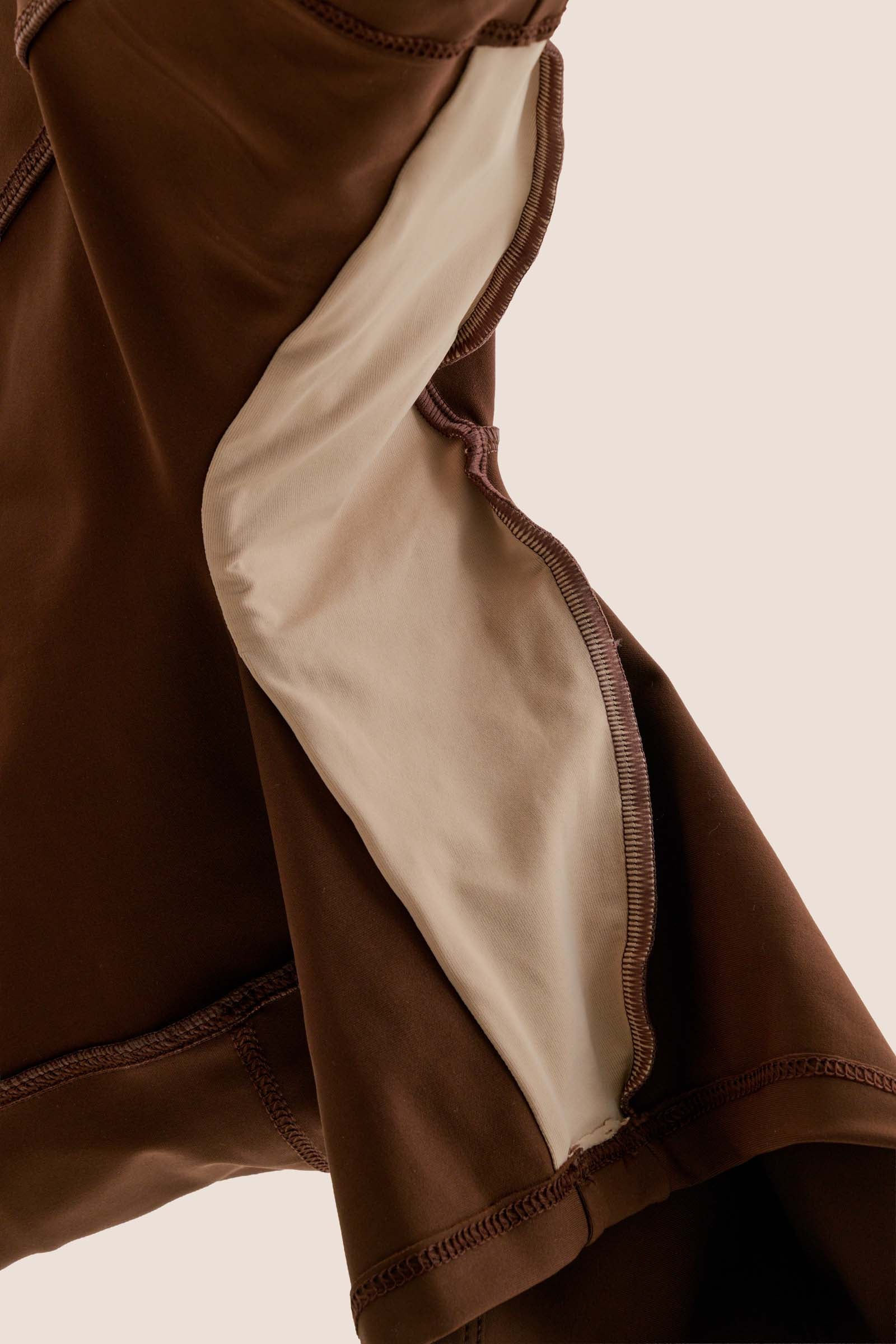 BERMUDA DE COMPRESSÃO LIVRE COM MULTIBOLSOS 5+ TOTAL EMANA CAFÉ