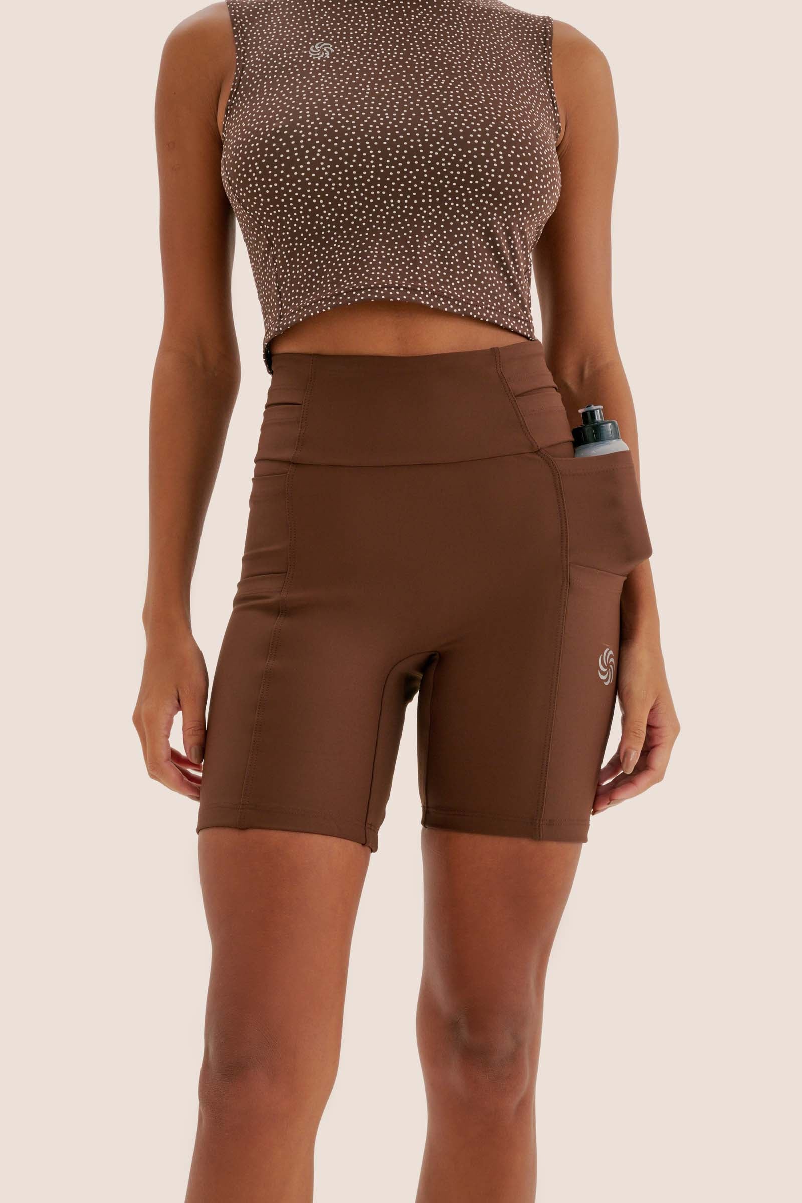 BERMUDA DE COMPRESSÃO LIVRE COM MULTIBOLSOS 5+ TOTAL EMANA CAFÉ