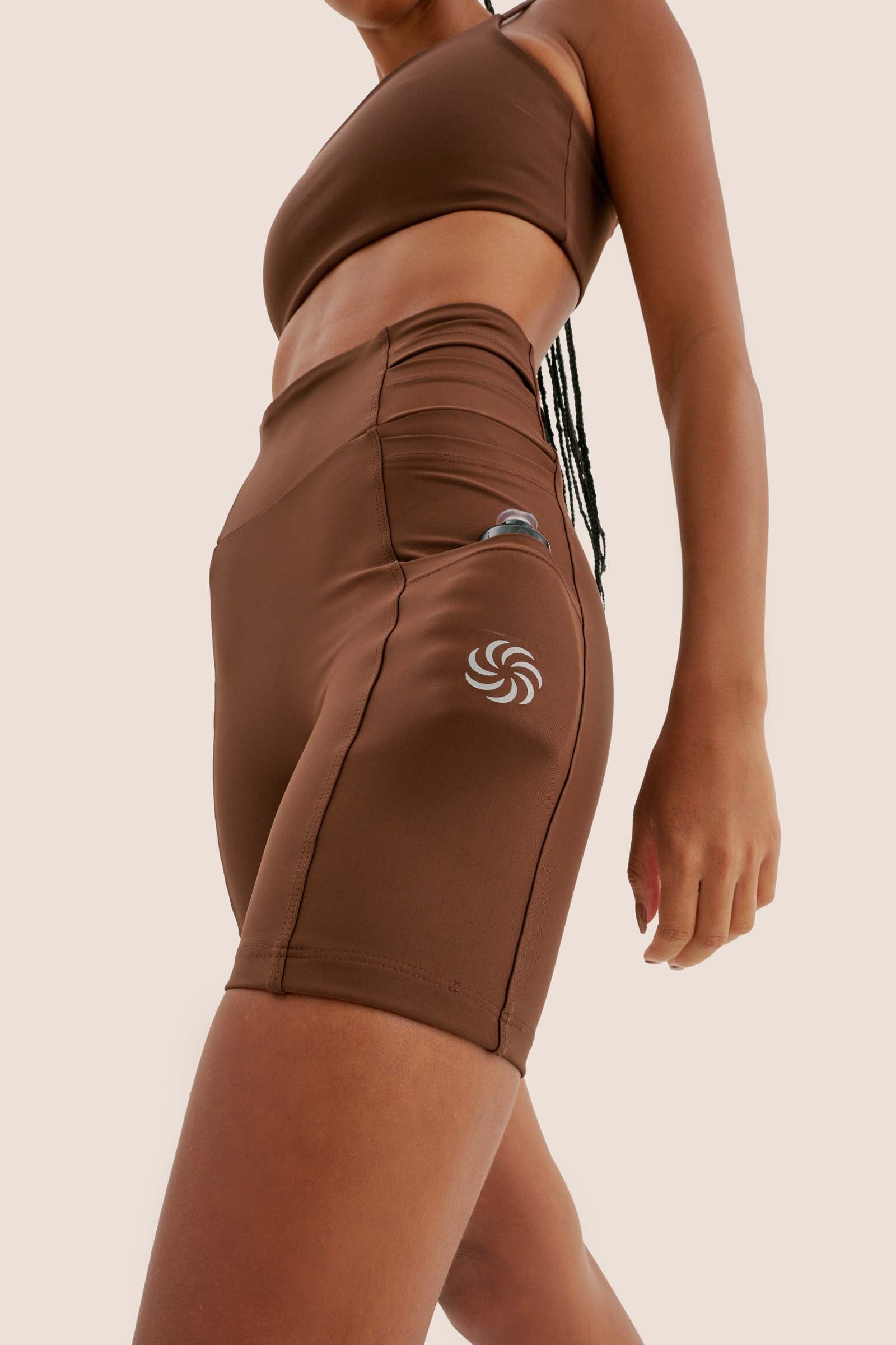 BERMUDA DE COMPRESSÃO LIVRE COM MULTIBOLSOS 5+ TOTAL EMANA CAFÉ