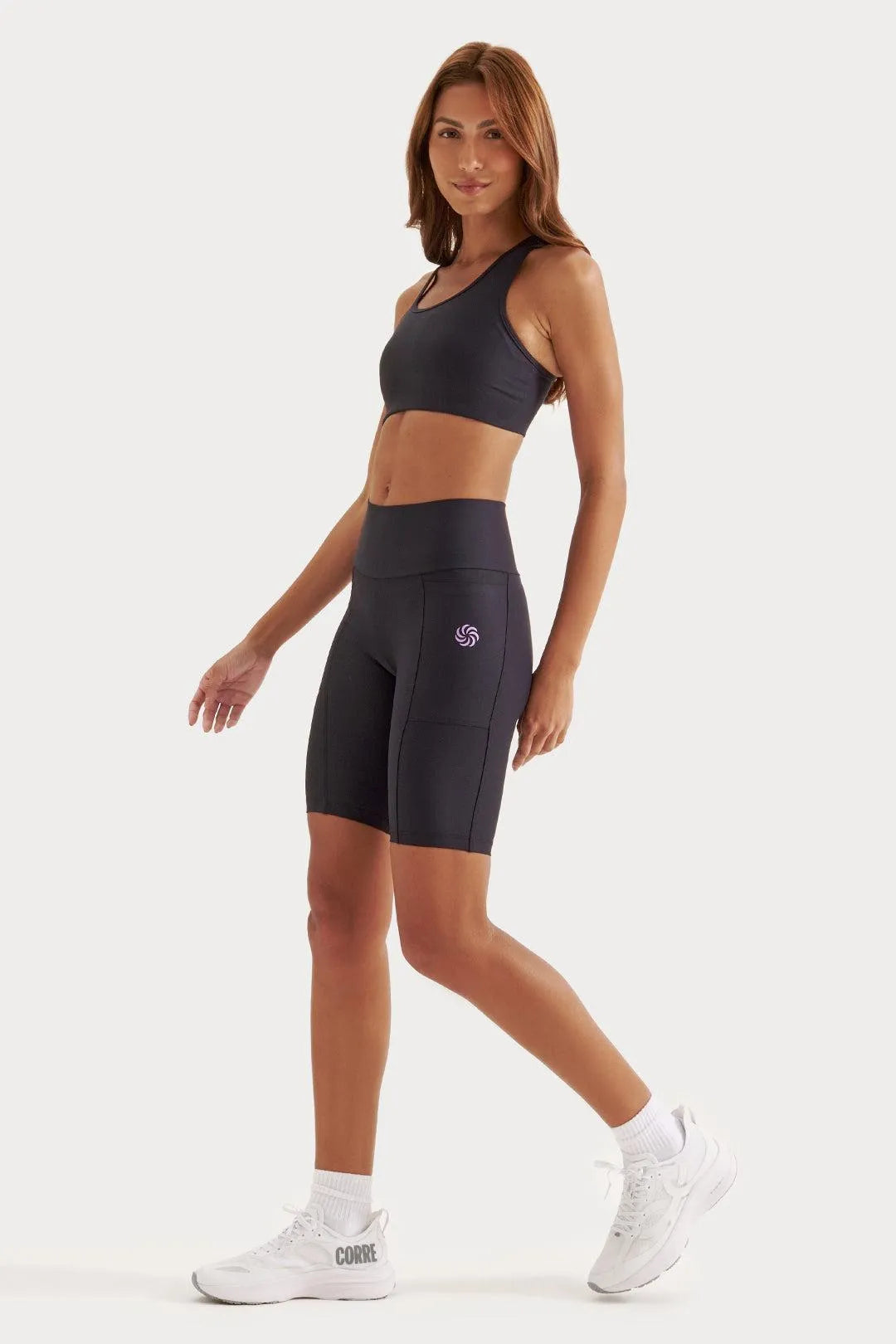 Bermuda de Compressão com Bolsos Recortes Preta e Lavanda