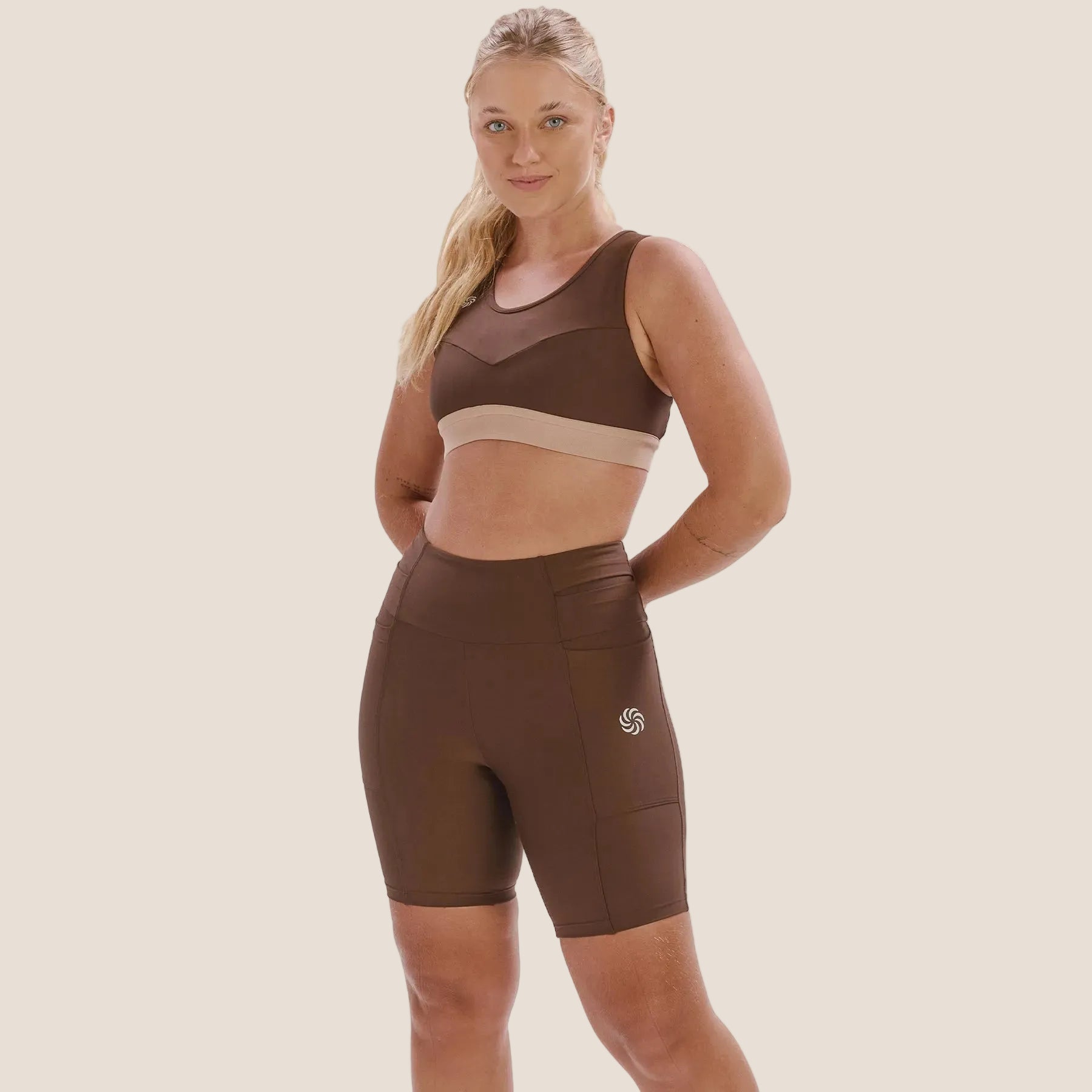 Bermuda de Compressão com Multibolsos Total Emana Café