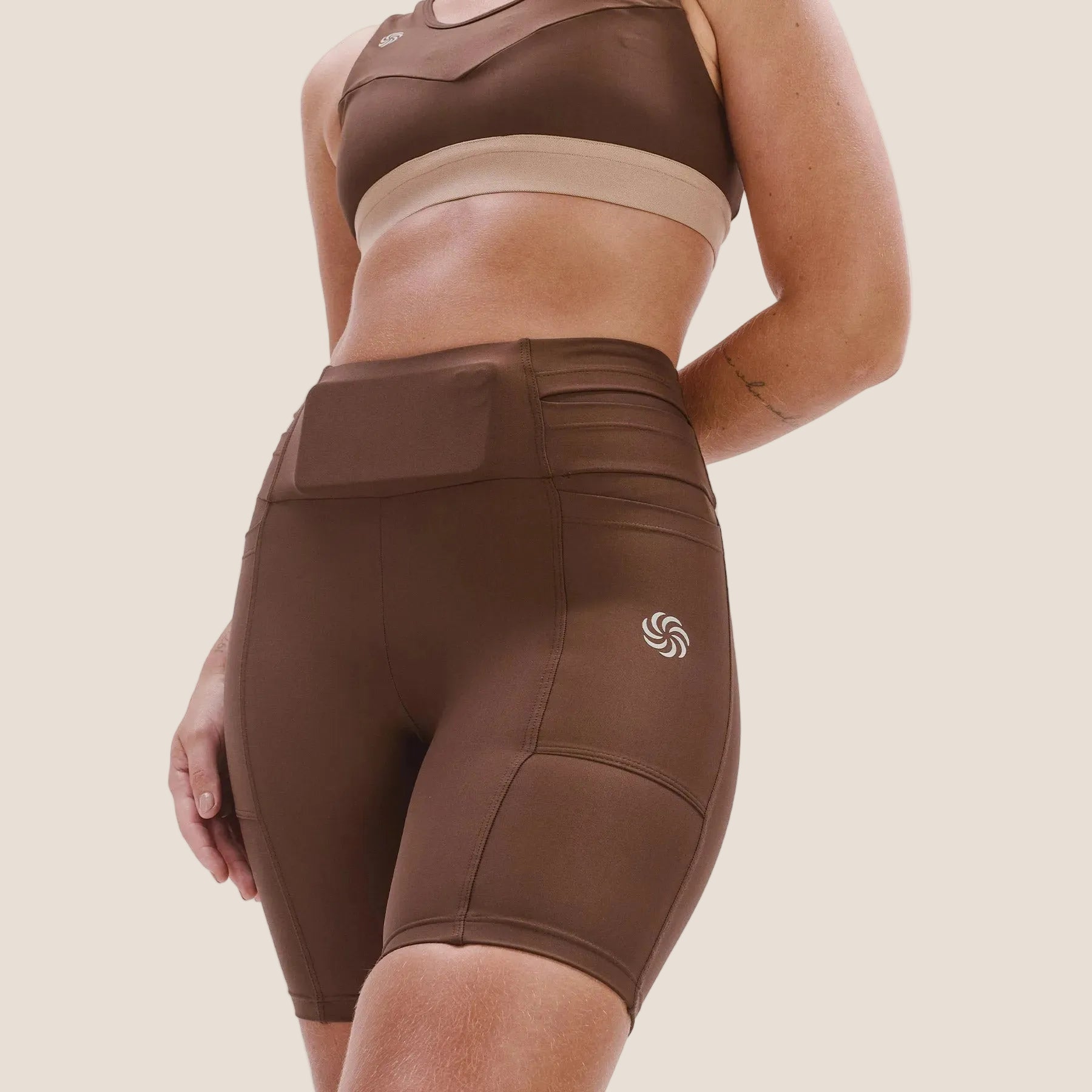 Bermuda de Compressão com Multibolsos Total Emana Café