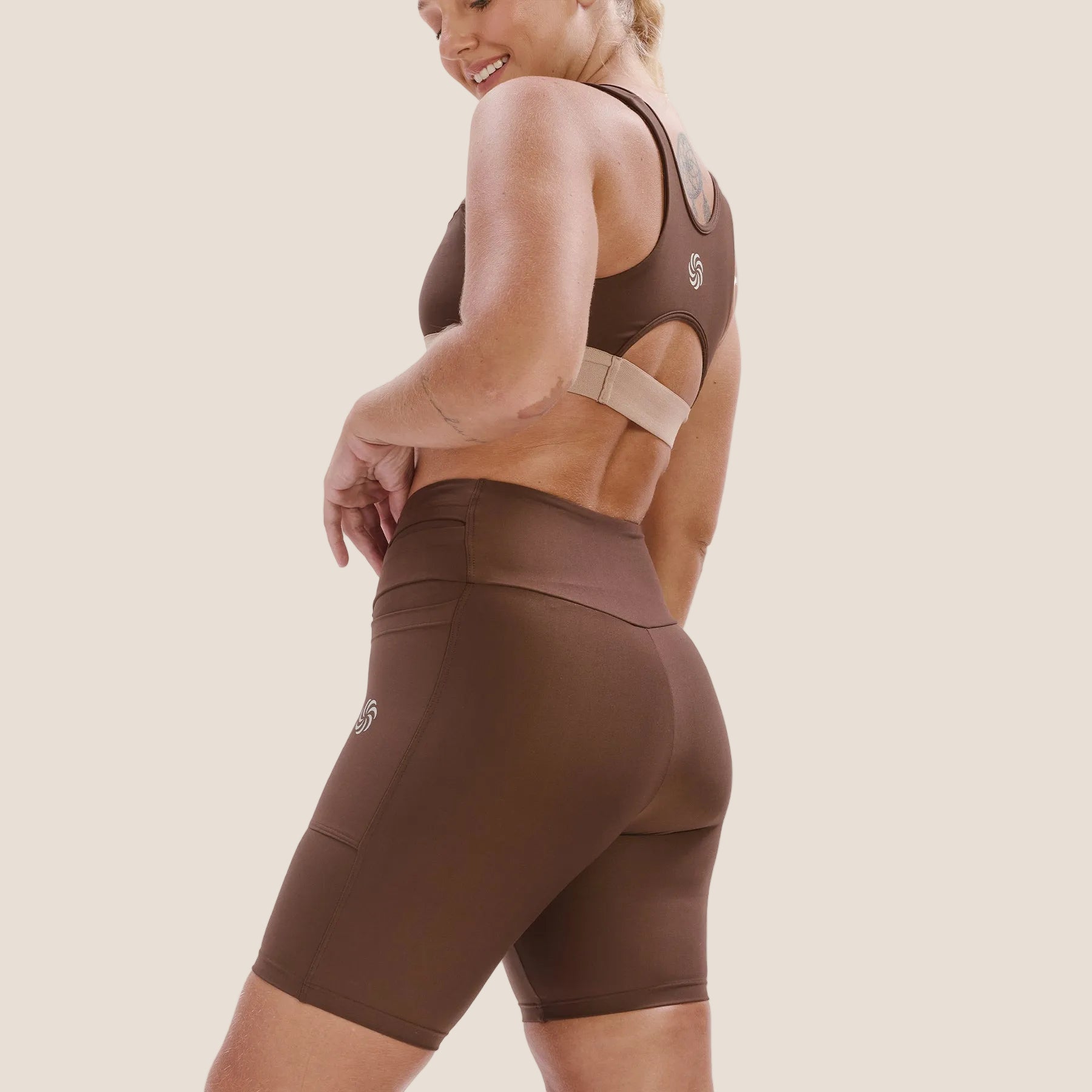 Look: Top Bolso Recortes + Bermuda multibolsos café