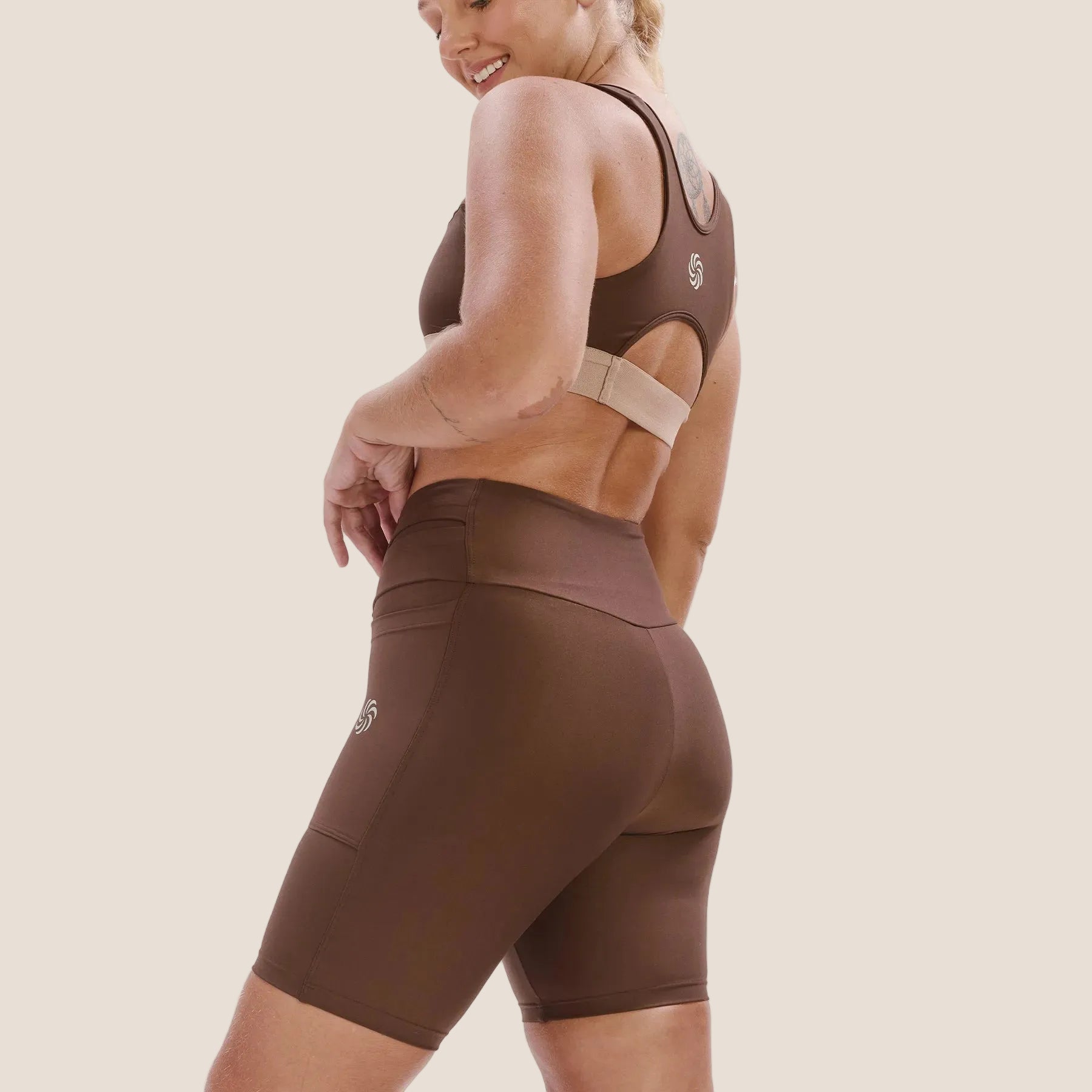Bermuda de Compressão com Multibolsos Total Emana Café
