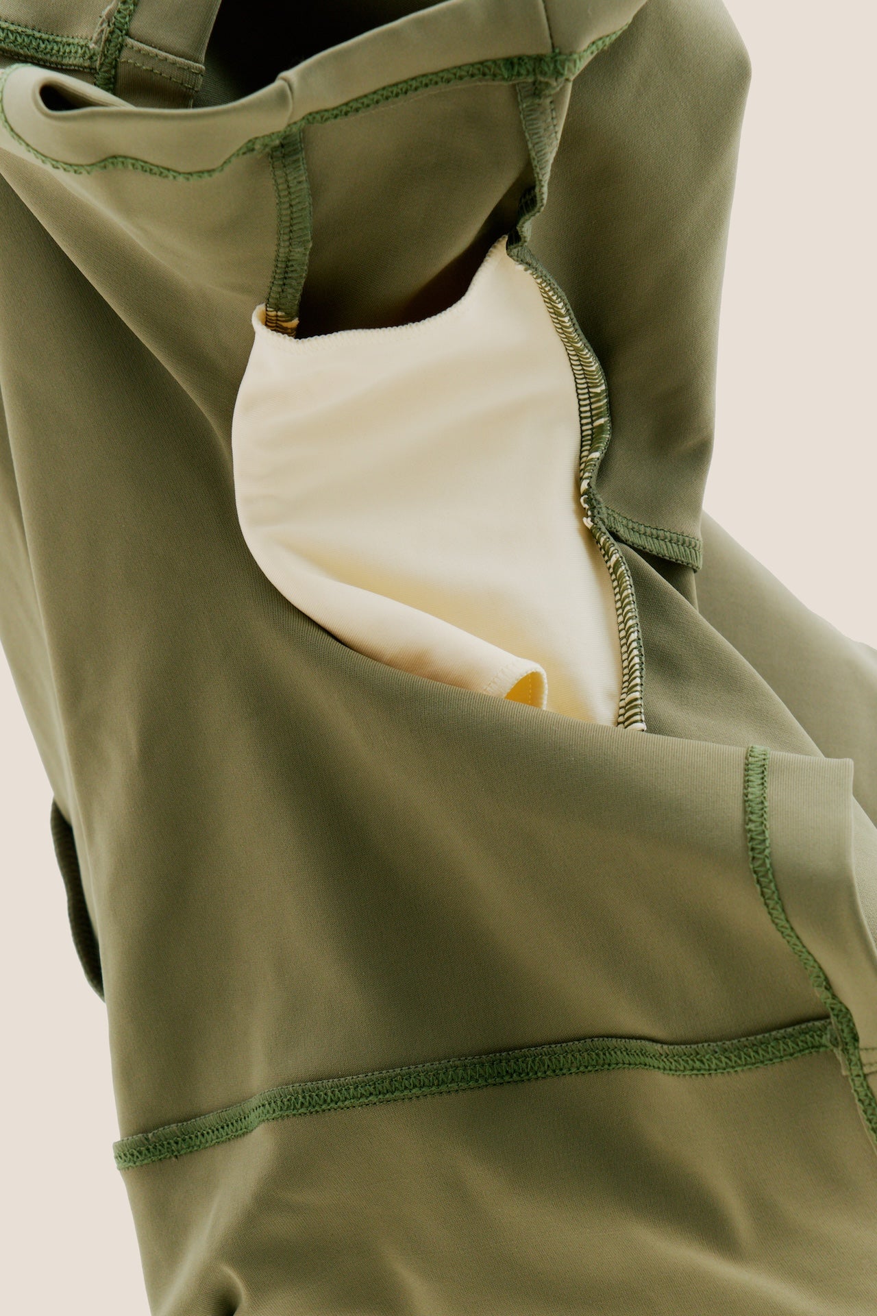 SHORT DE COMPRESSÃO COM MULTIBOLSOS LIVRE TOTAL EMANA VERDE MUSGO