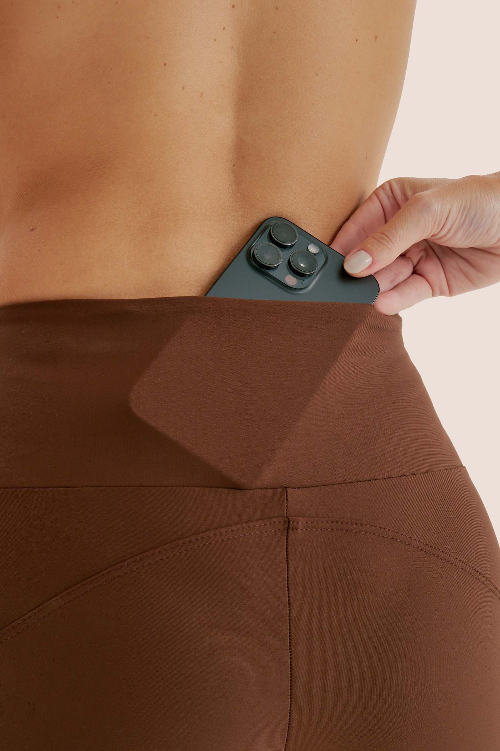 CALÇA DE COMPRESSÃO COM 3 BOLSOS CLÁSSICA TOTAL EMANA CAFÉ