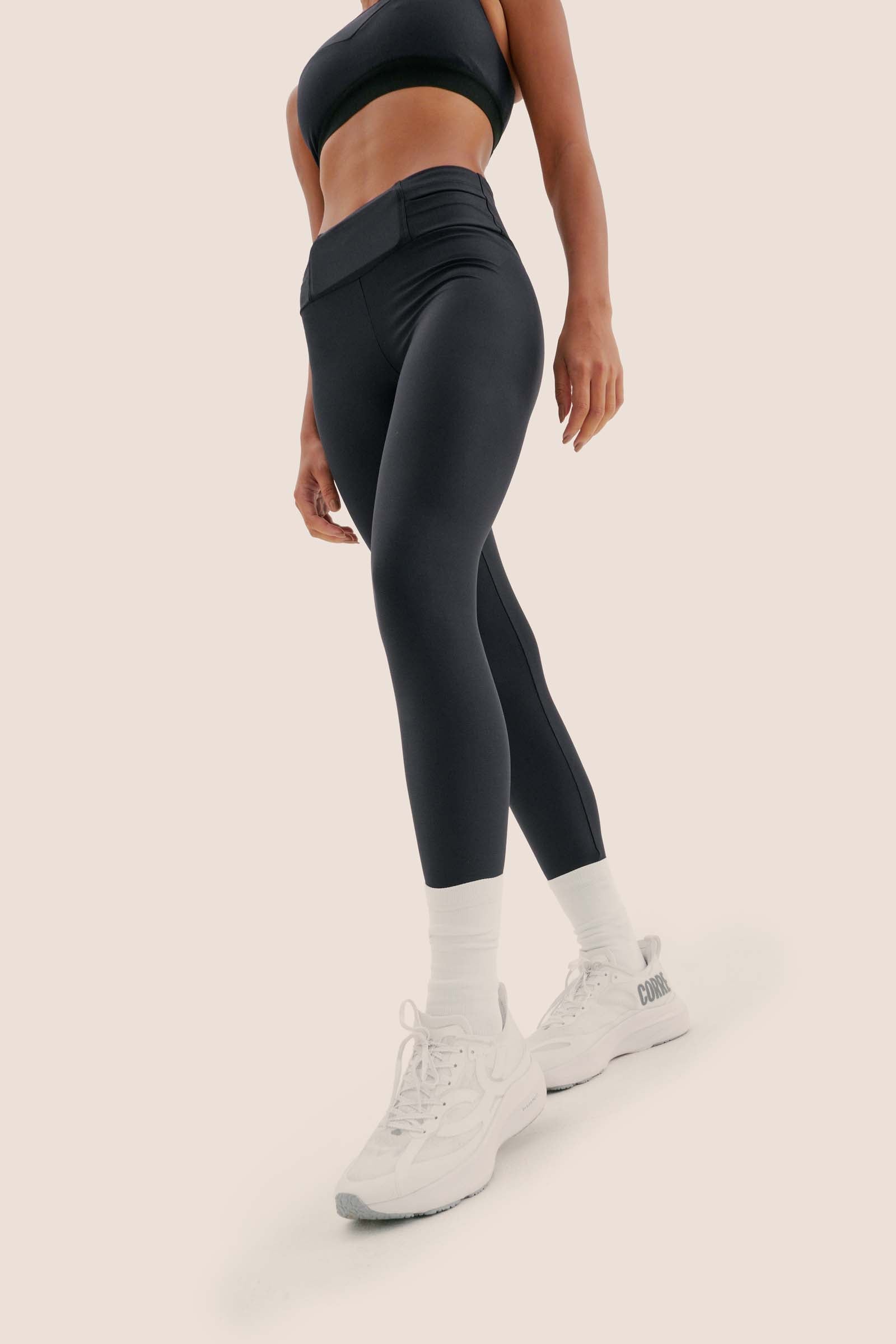 Look: Top Recortes + Calça Bolso 360º preto