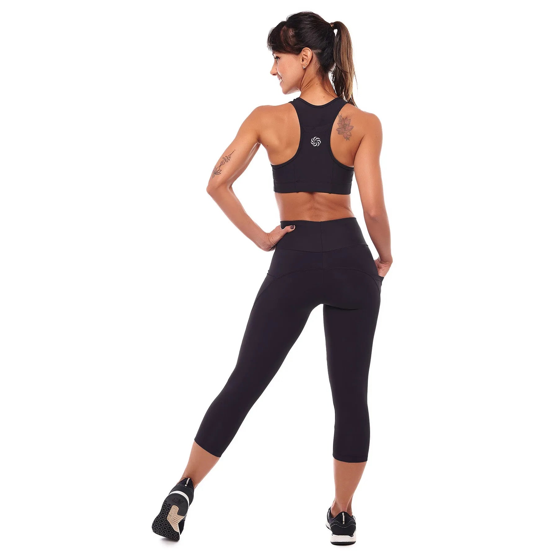 Calça de Compressão com Bolsos Cropped Clássica Emana Preta