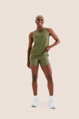 Look: Camiseta comportada + Short multibolsos livre verde musgo