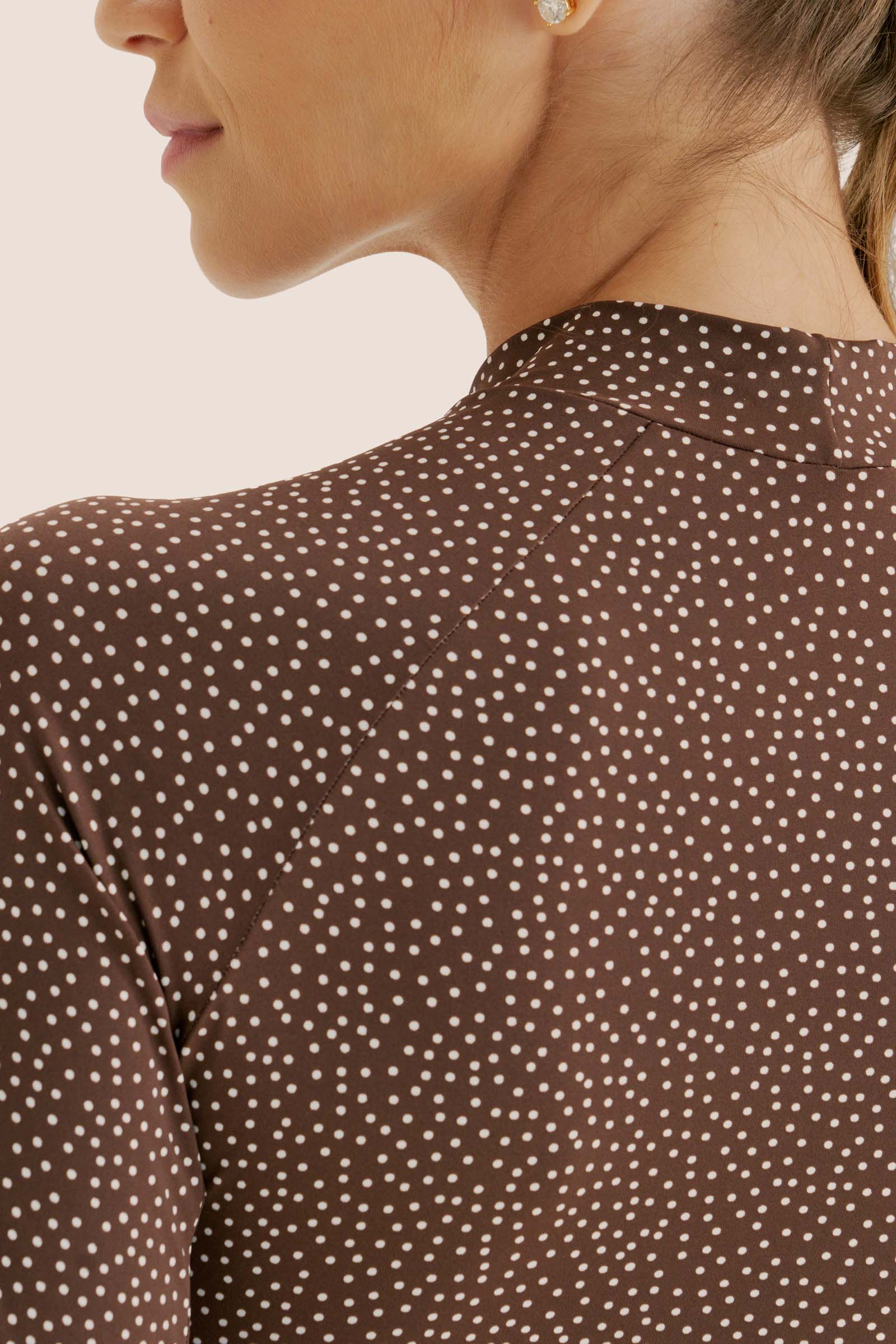 Look: Camisa manga longa cropped café poá + Bermuda clássica café