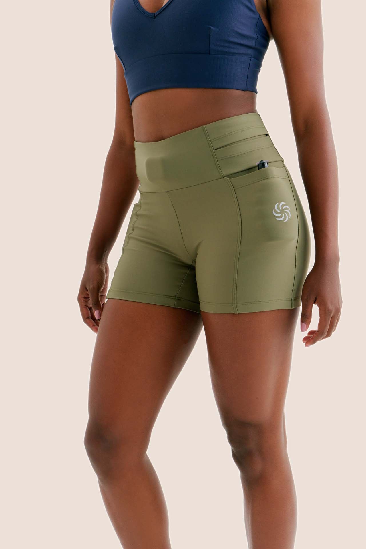 SHORT DE COMPRESSÃO COM MULTIBOLSOS CURTO TOTAL EMANA VERDE MUSGO