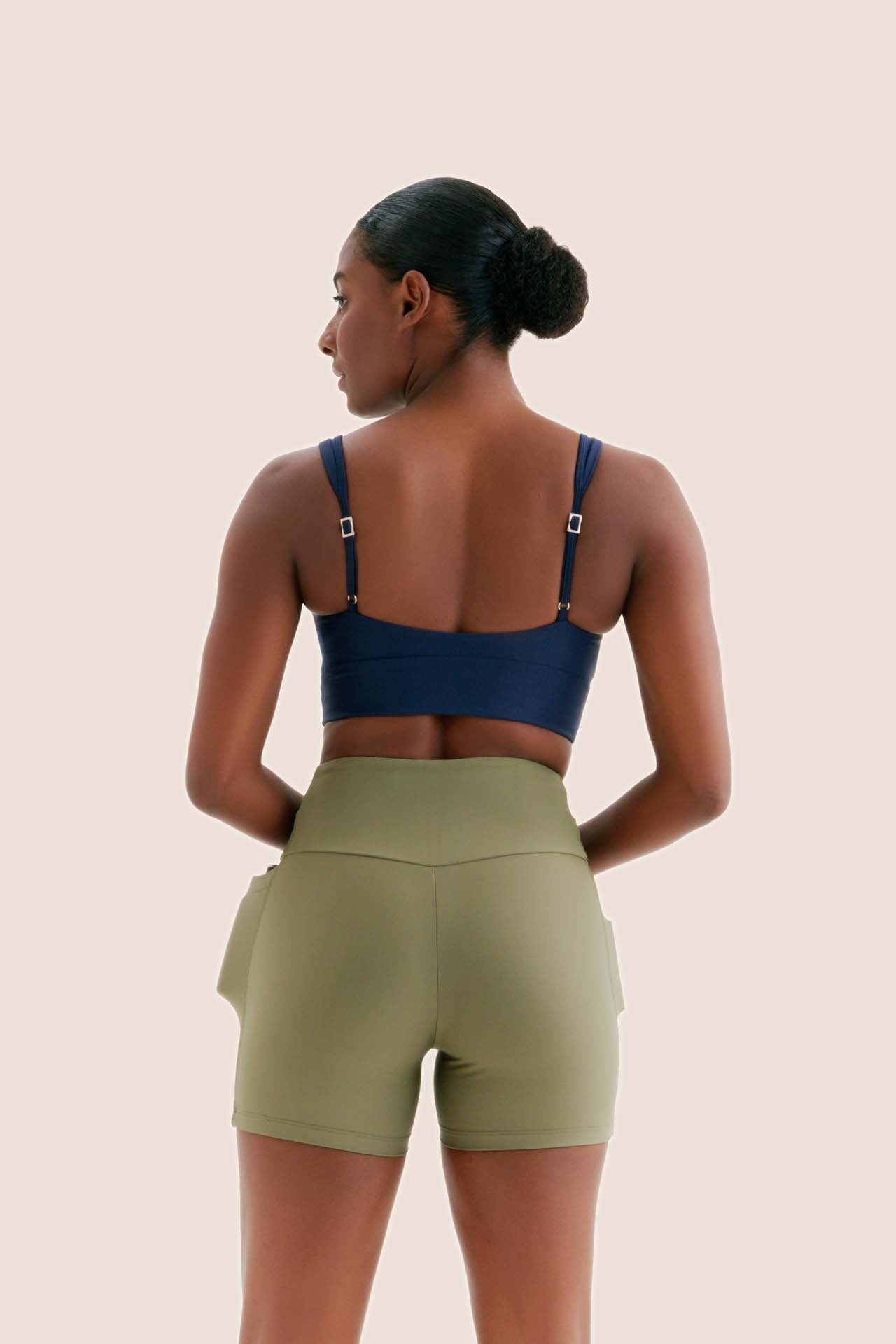 Look: Top conforto marinho + Short multibolsos curto verde musgo