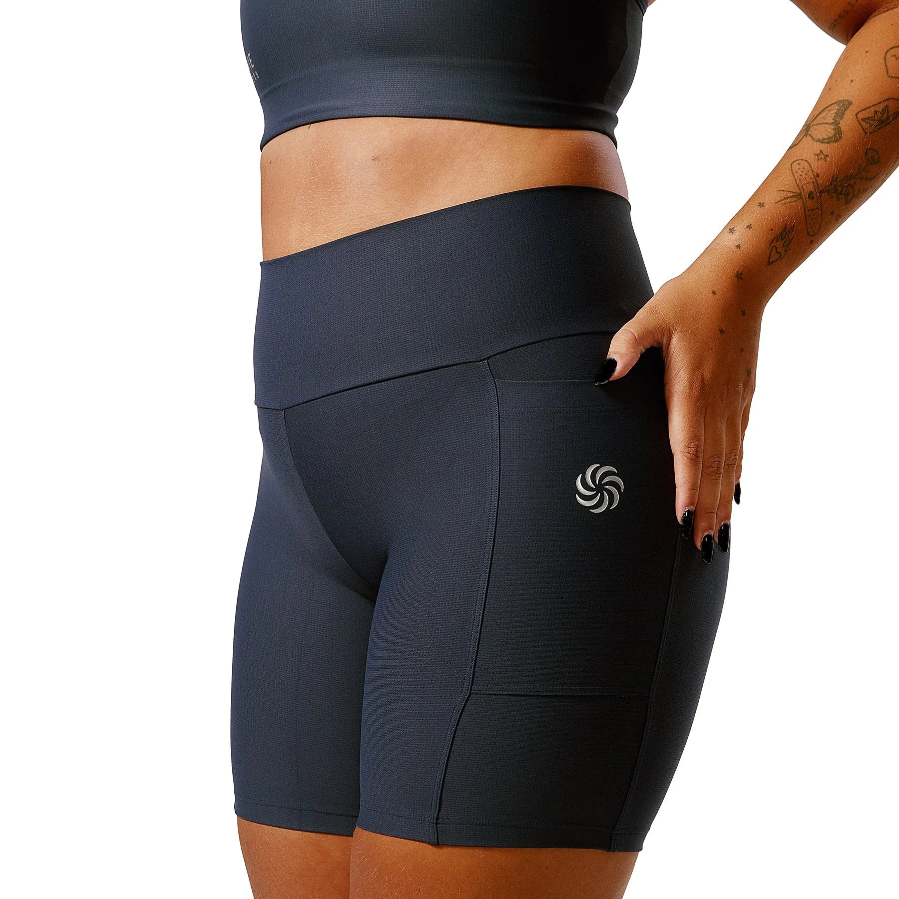 Short de Compressão com Bolsos Recortes