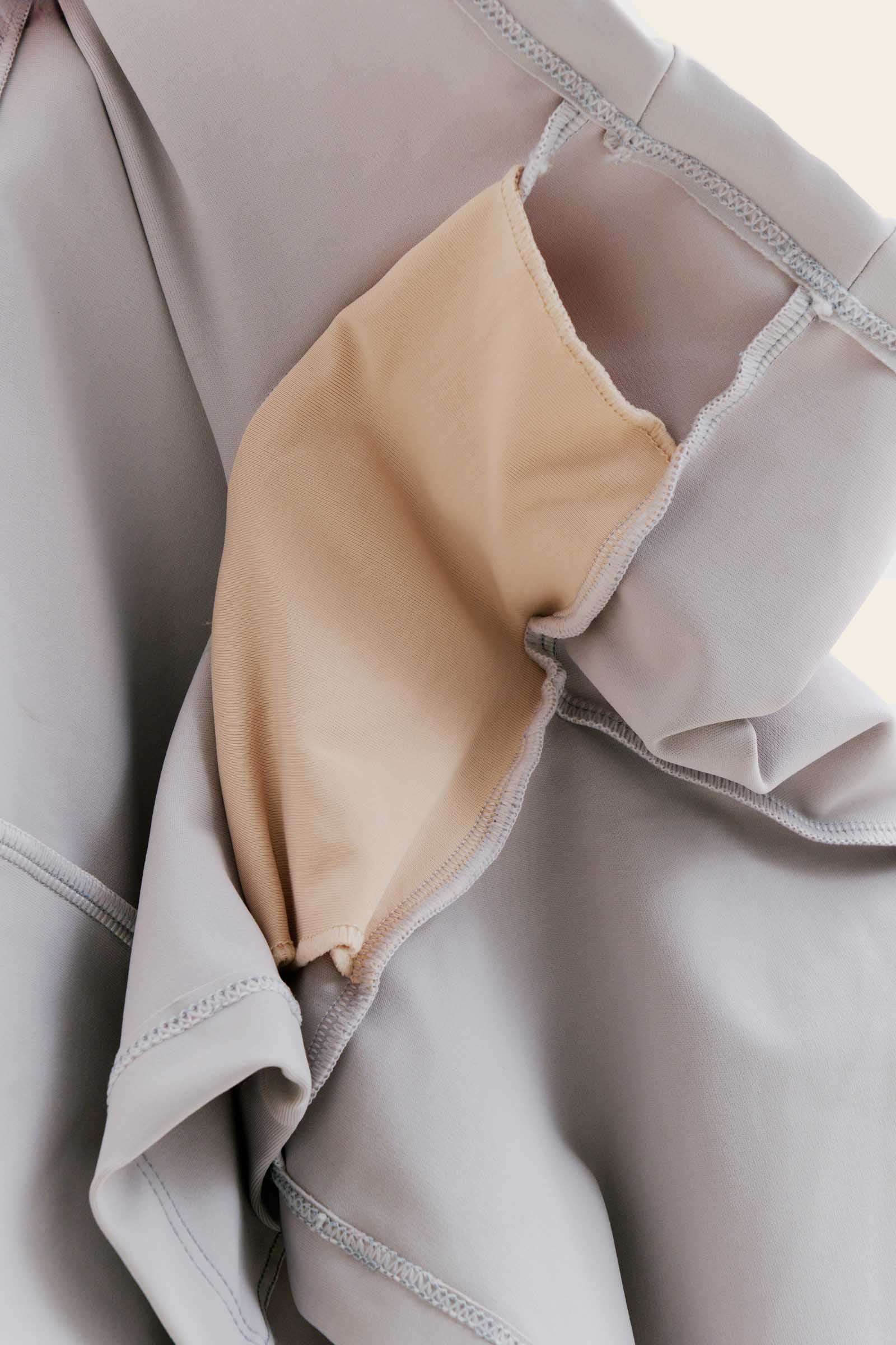 SHORT DE COMPRESSÃO COM MULTIBOLSOS LIVRE TOTAL EMANA NÉVOA