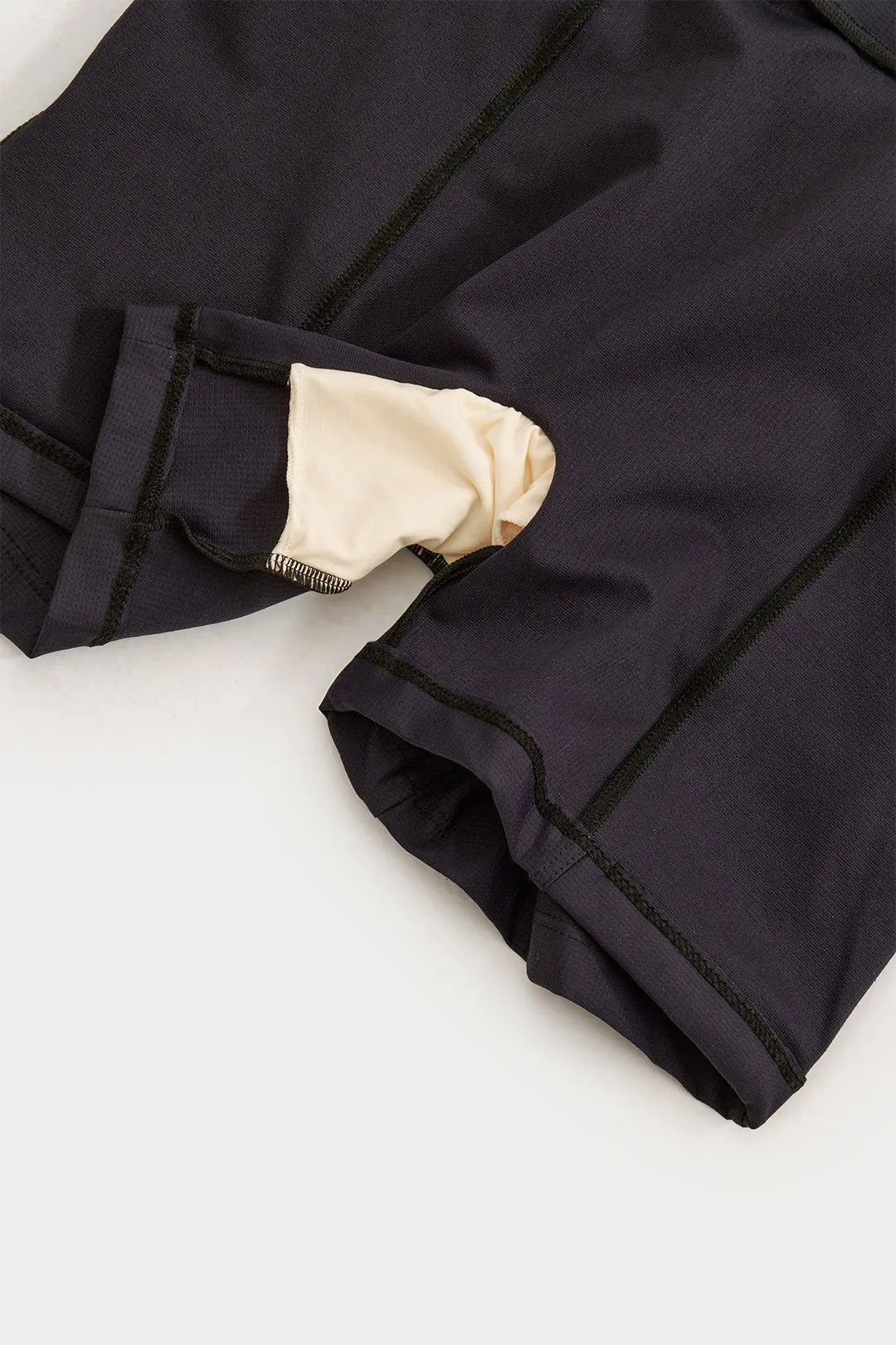 Short de Compressão com Multibolsos Livre Preto e Lavanda