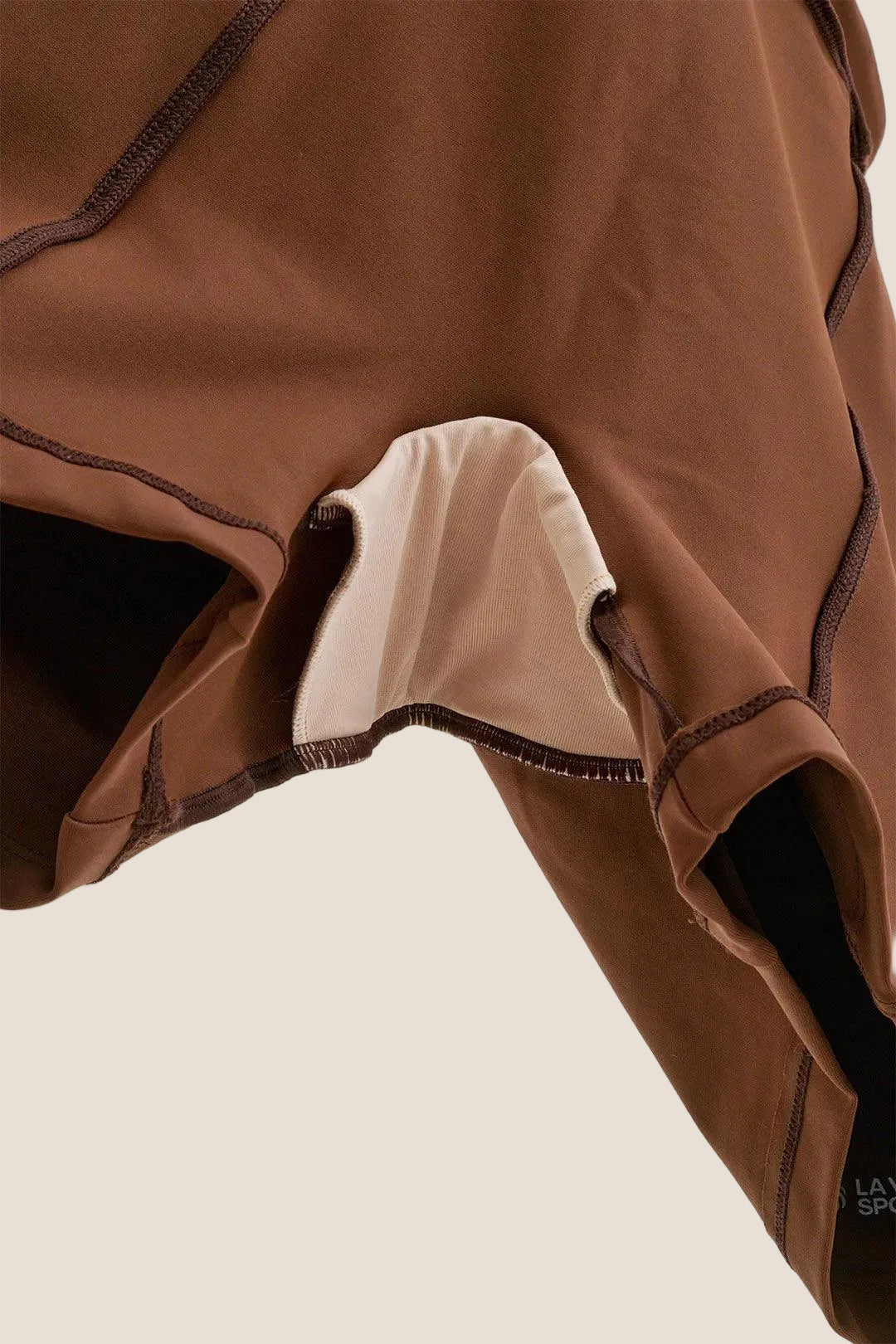 Short de compressão com Multibolsos Livre Total Emana Café