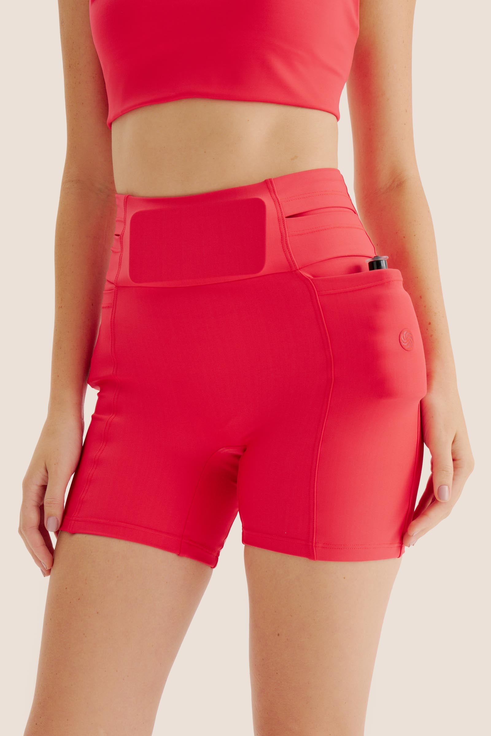 SHORT DE COMPRESSÃO COM MULTIBOLSOS LIVRE EMANA FOGO