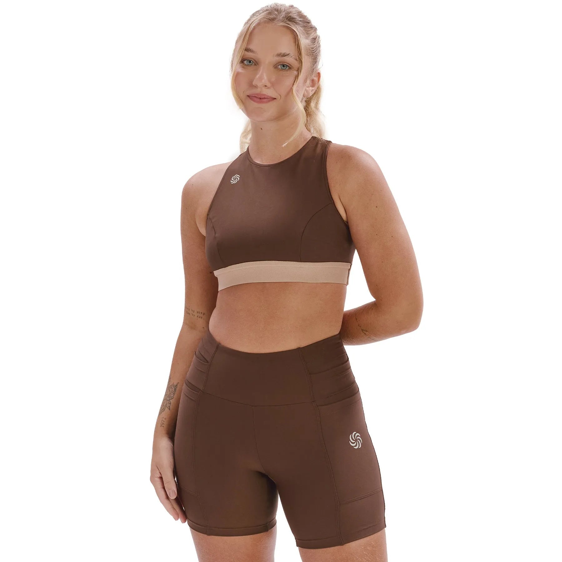 Short de Compressão com Multibolsos Total Emana Café