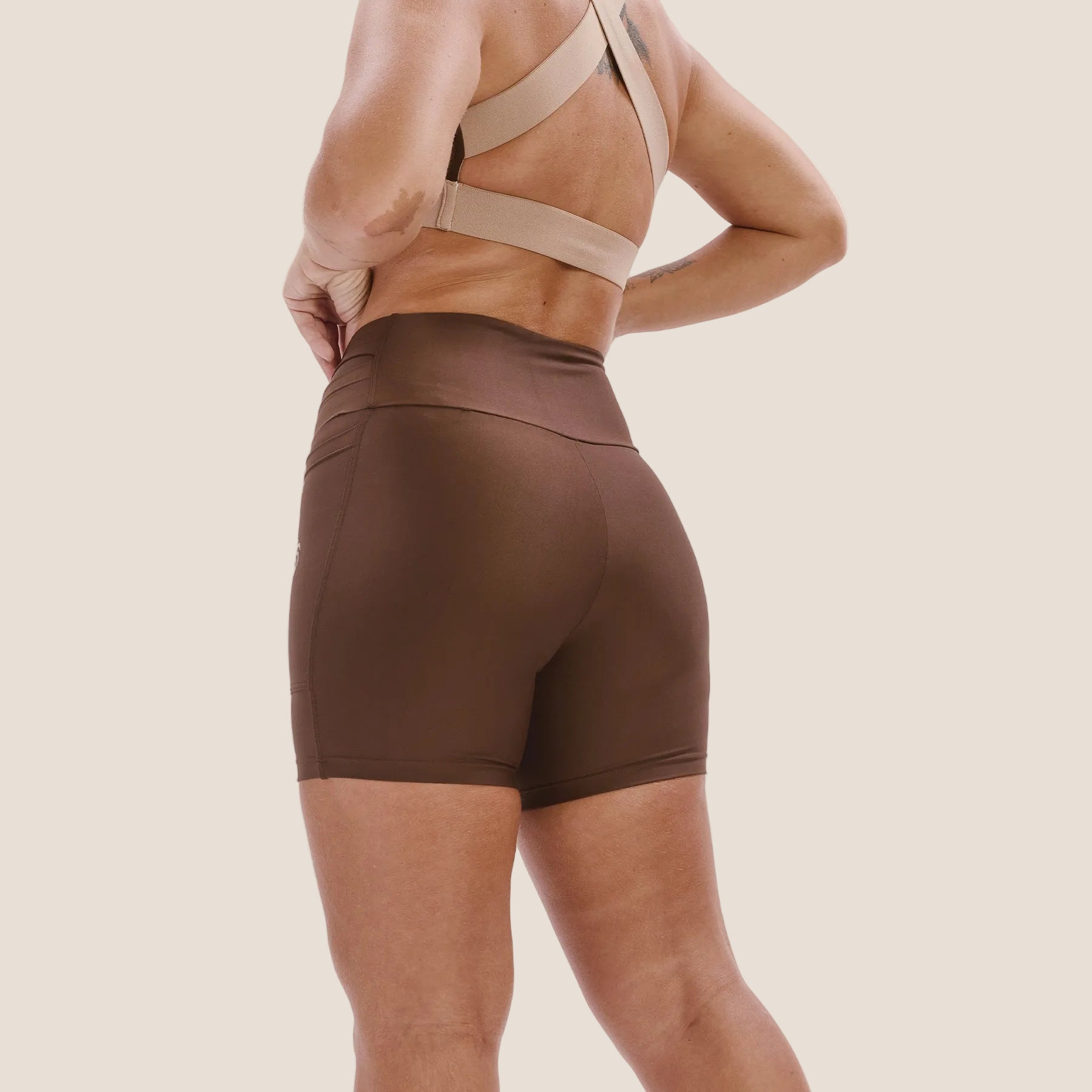 Look: Top cropped dupla face + Short multibolsos café