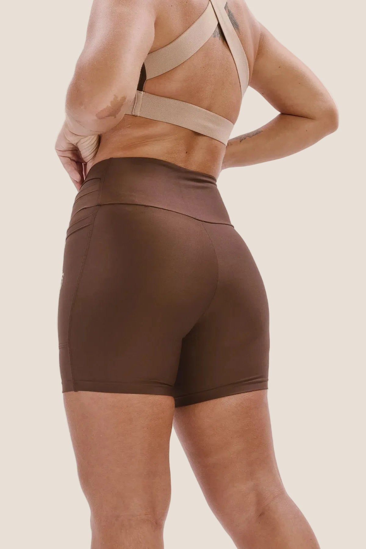 Short de Compressão com Multibolsos Total Emana Café