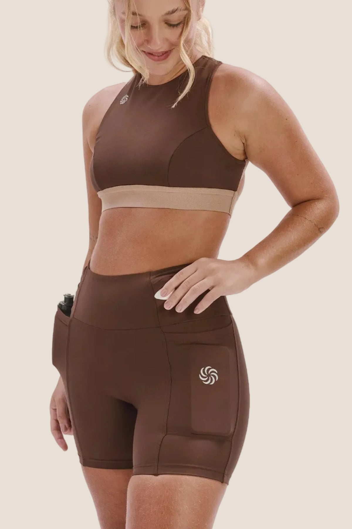 Short de Compressão com Multibolsos Total Emana Café