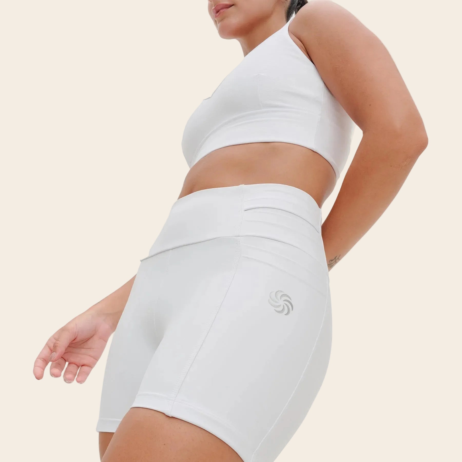 Short de Compressão Curto com Multibolsos Total Emana