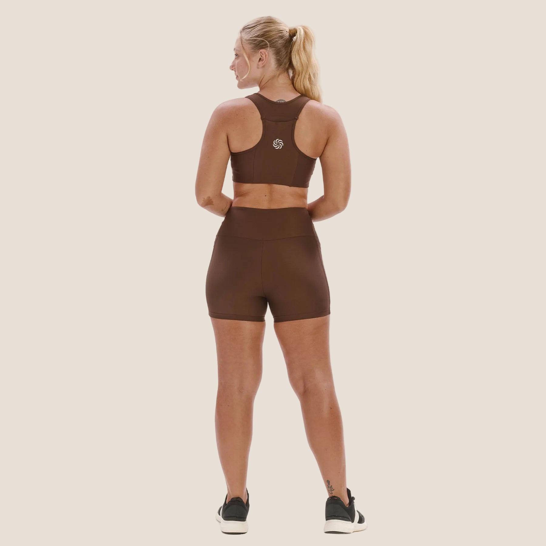 Look: Top super bolso + Short curto multibolsos café