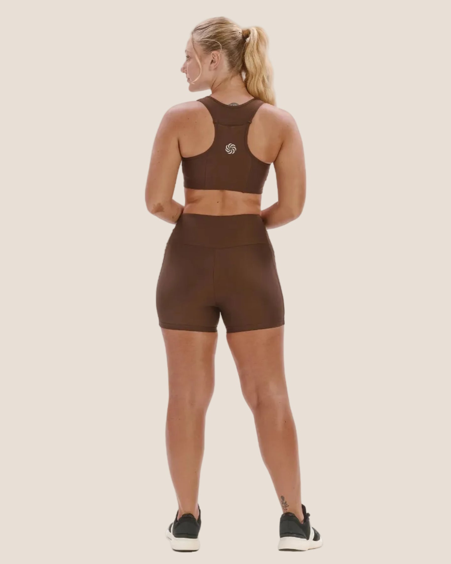 Short de Compressão Curto com Multibolsos Total Emana Café