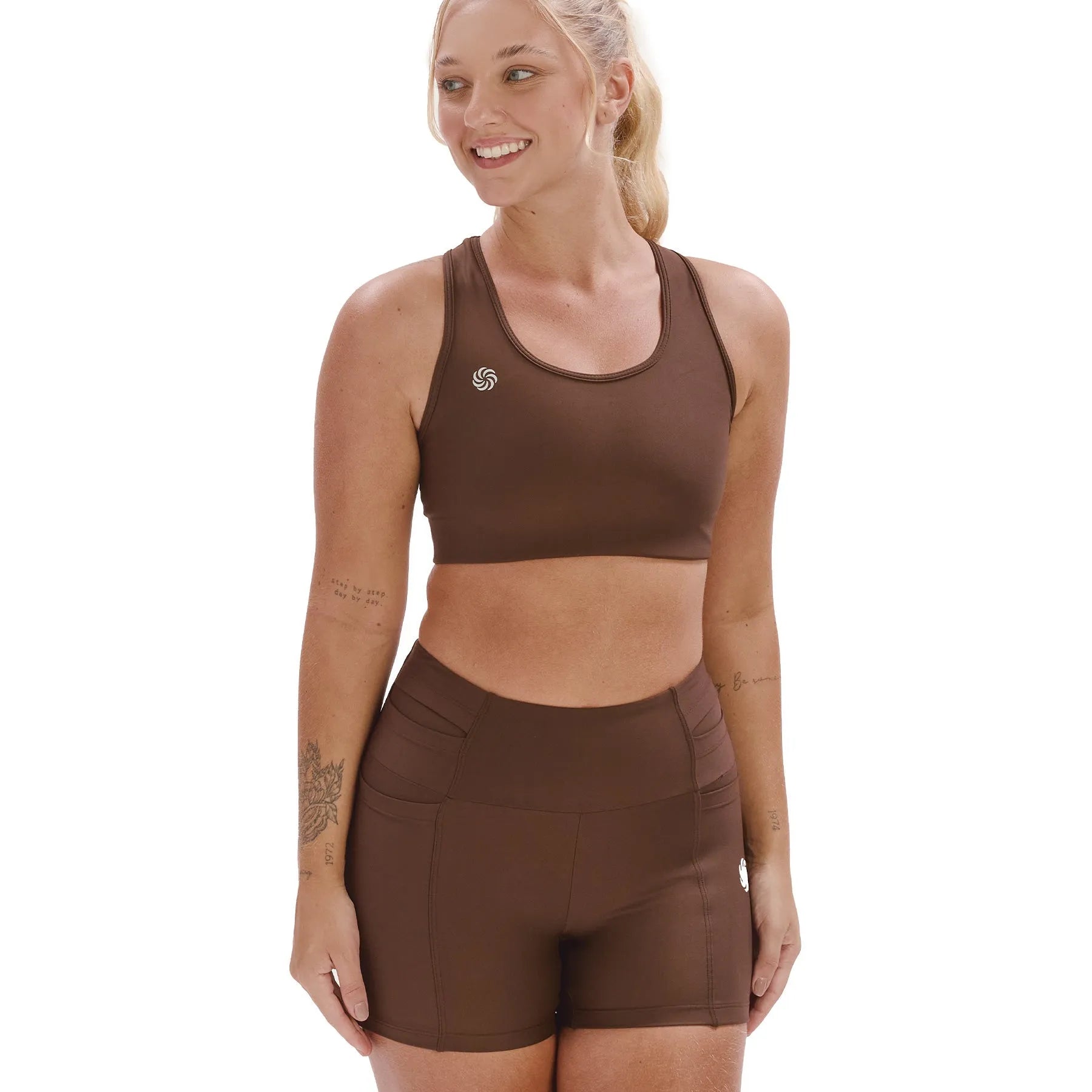 Short de Compressão Curto com Multibolsos Total Emana Café