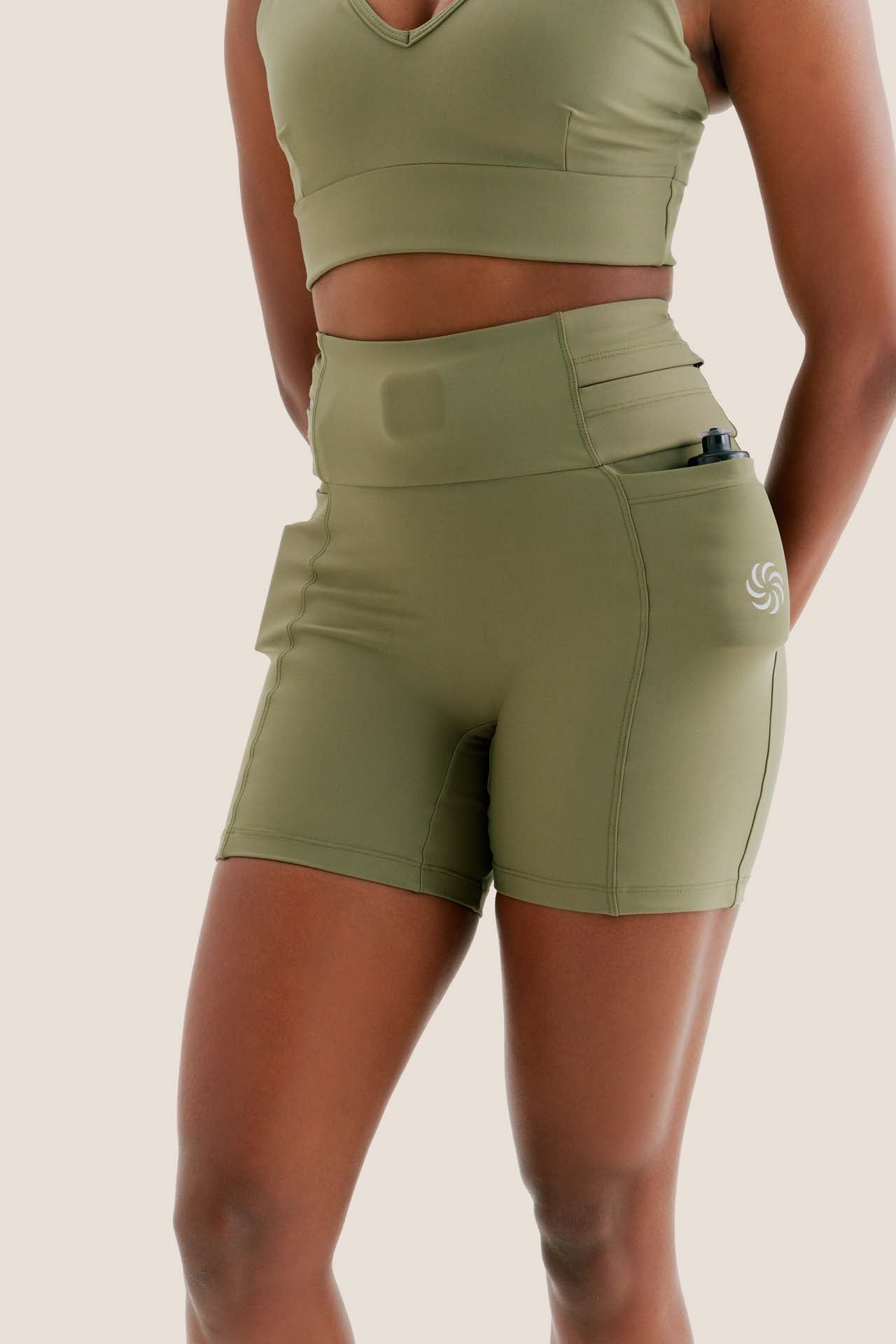 Look: Camiseta super bolso + Short multibolsos livre verde musgo