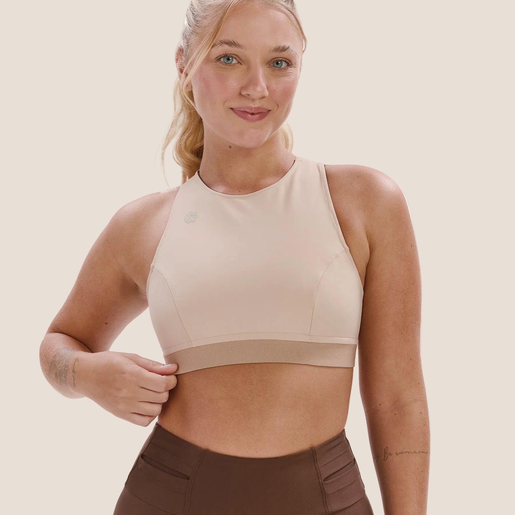 Look: Top cropped dupla face + Short multibolsos café