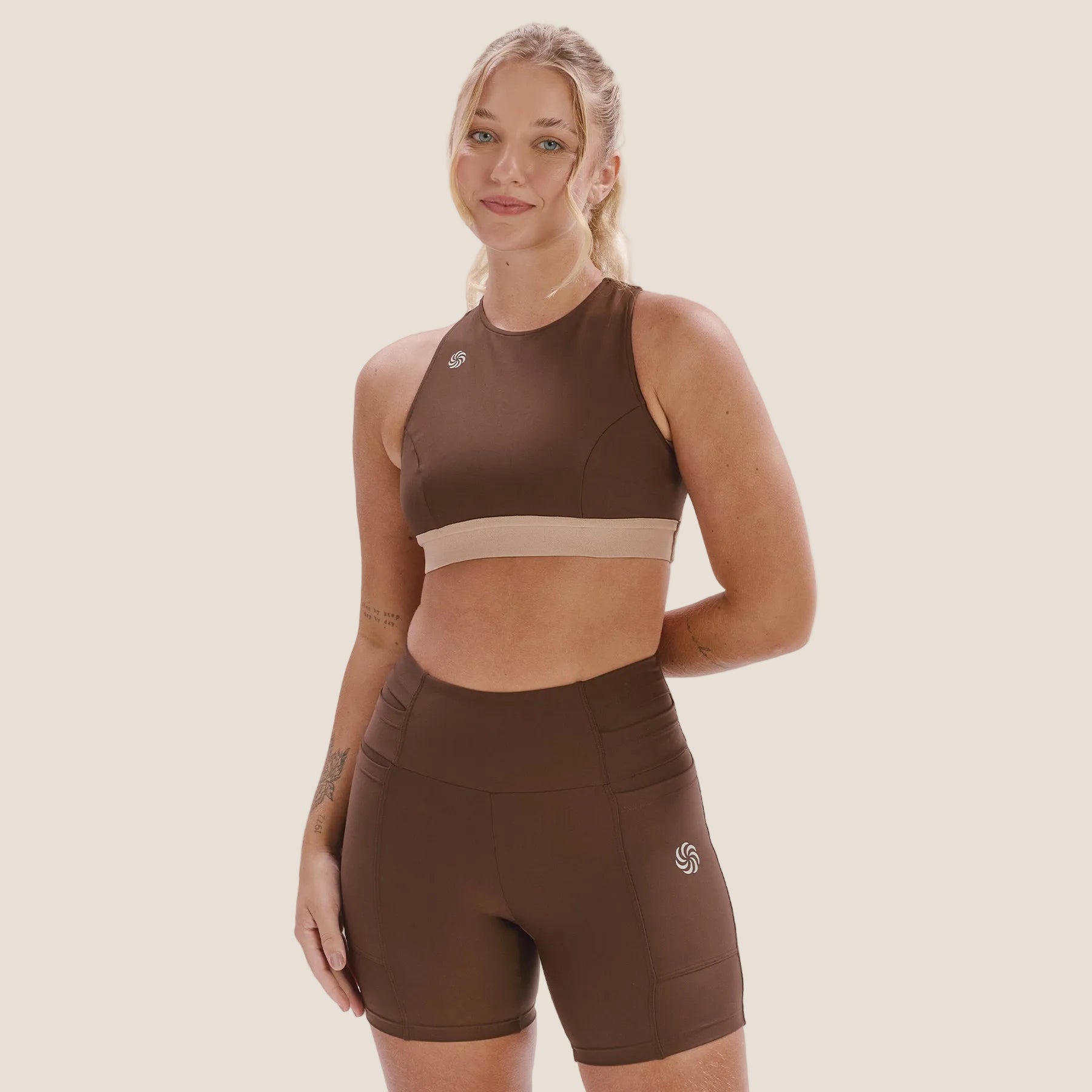 Look: Top cropped dupla face + Short multibolsos café