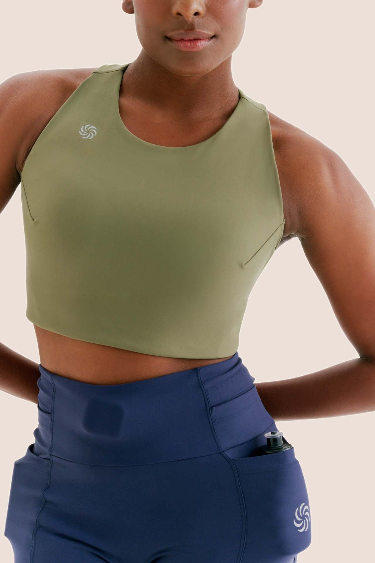 TOP DE COMPRESSÃO COM BOLSO CROPPED BOJO FIXO 2.0 TOTAL EMANA VERDE MUSGO