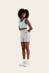 Look: Top recortes brisa + Short multibolsos livre névoa