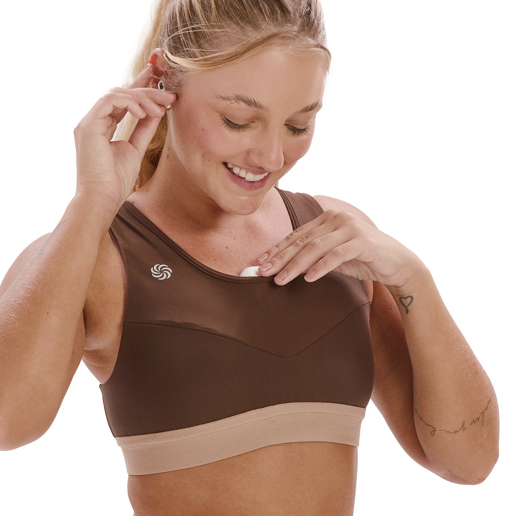 Look: Top Bolso Recortes + Bermuda multibolsos café