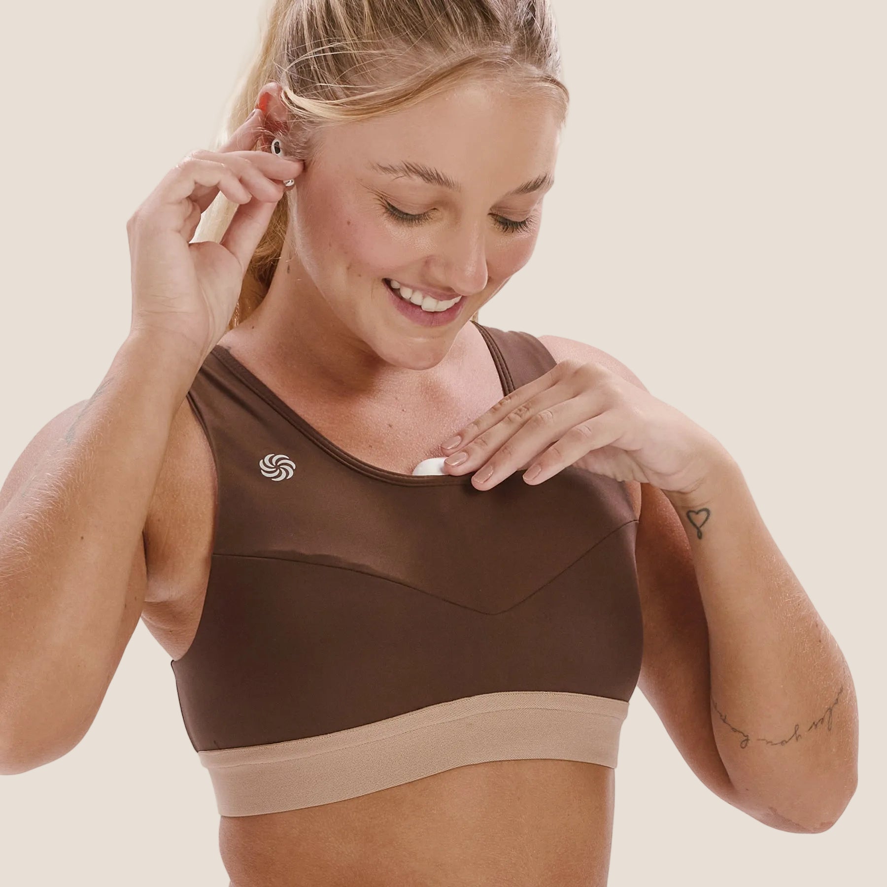 Look: Top Bolso Recortes + Bermuda multibolsos café