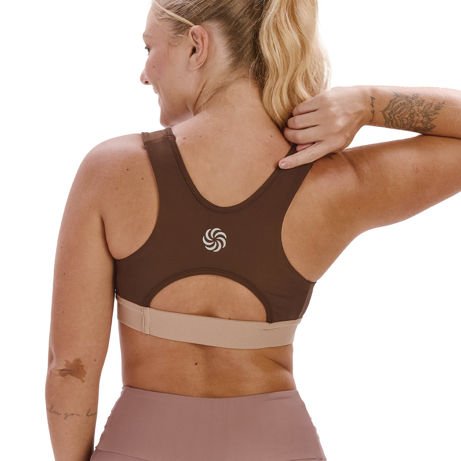 Look: Top Bolso Recortes + Bermuda multibolsos café