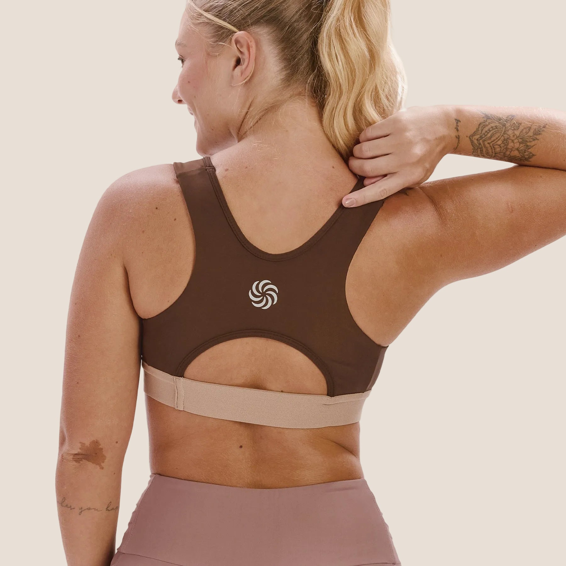 Look: Top Bolso Recortes + Bermuda multibolsos café