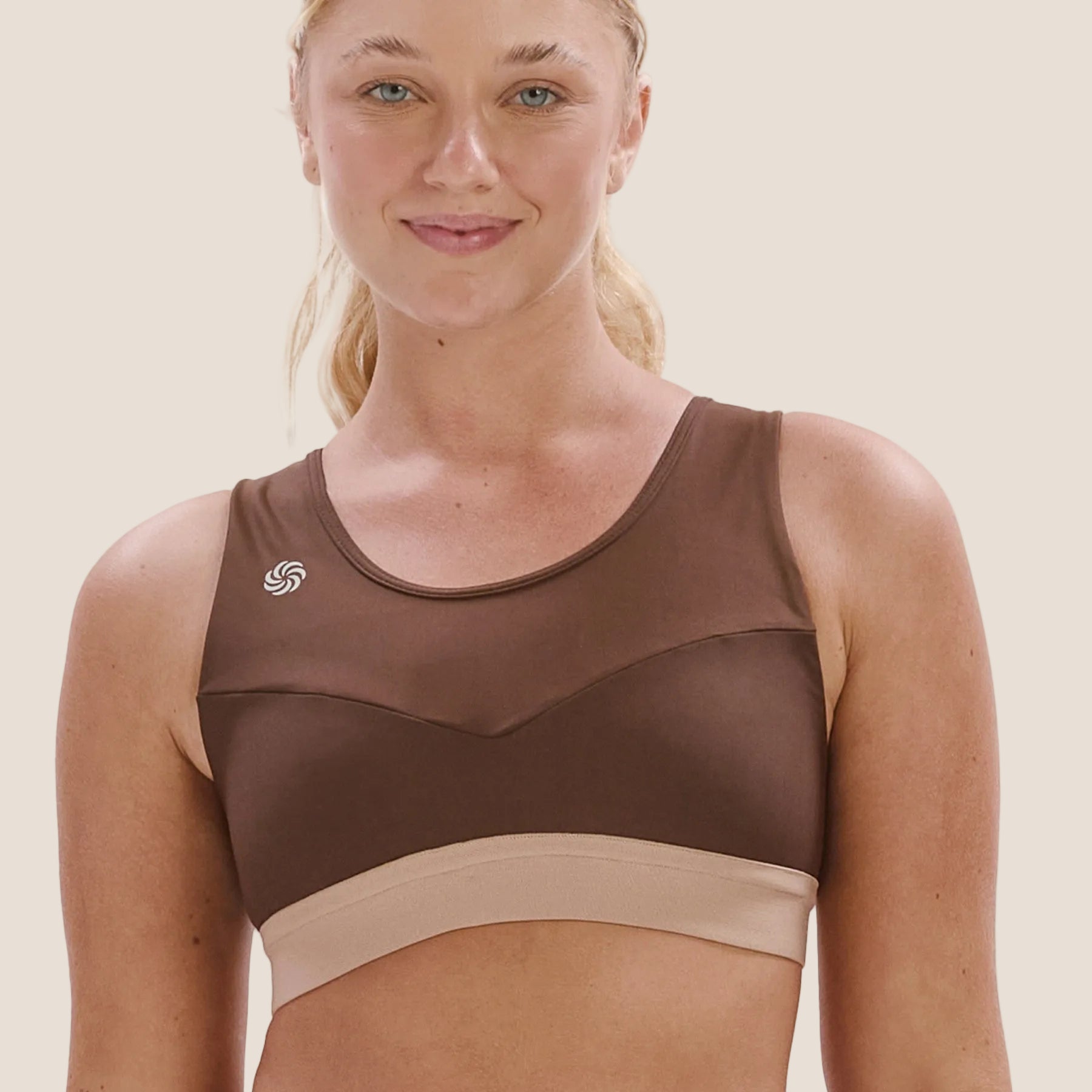 Look: Top Bolso Recortes + Bermuda multibolsos café