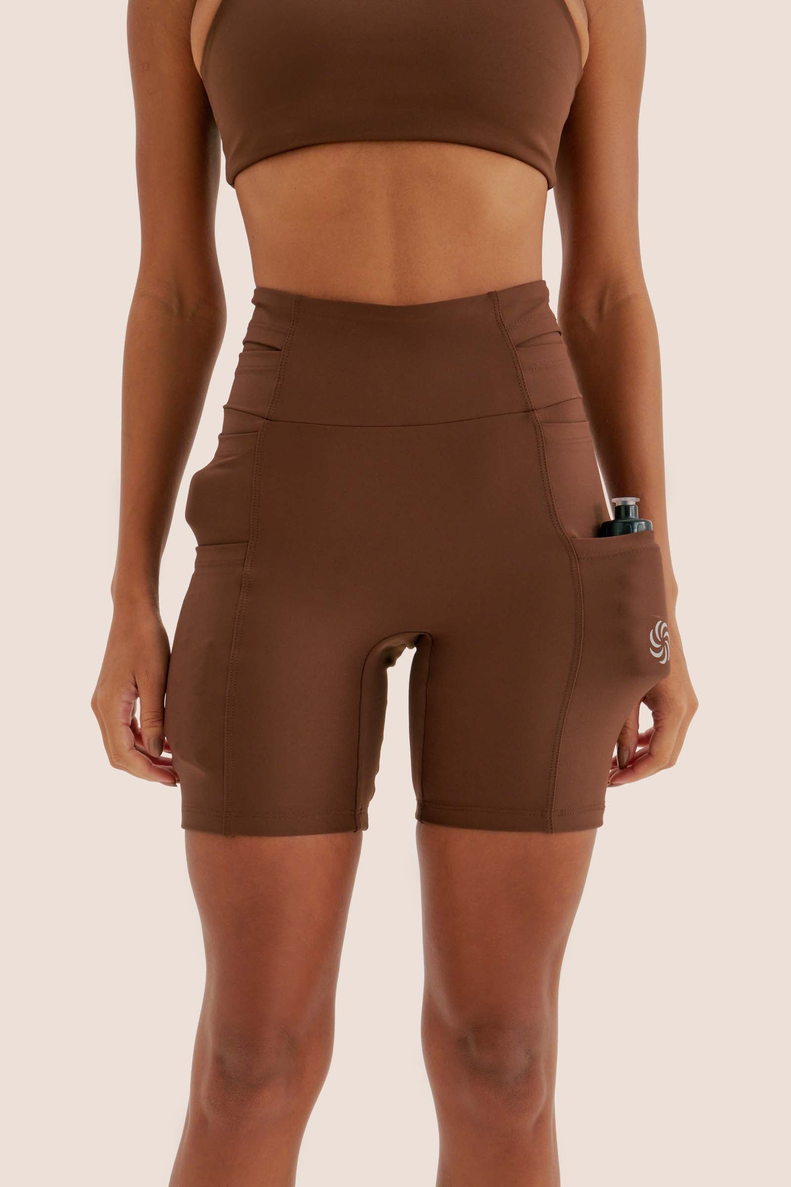 BERMUDA DE COMPRESSÃO LIVRE COM MULTIBOLSOS 5+ TOTAL EMANA CAFÉ