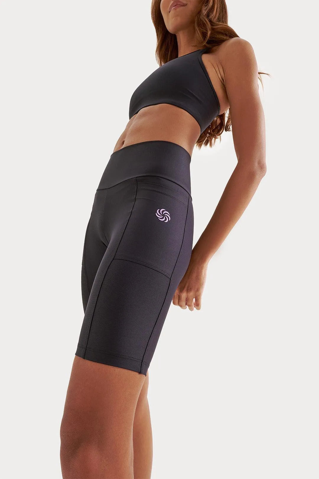 Bermuda de Compressão com Bolsos Recortes Preta e Lavanda