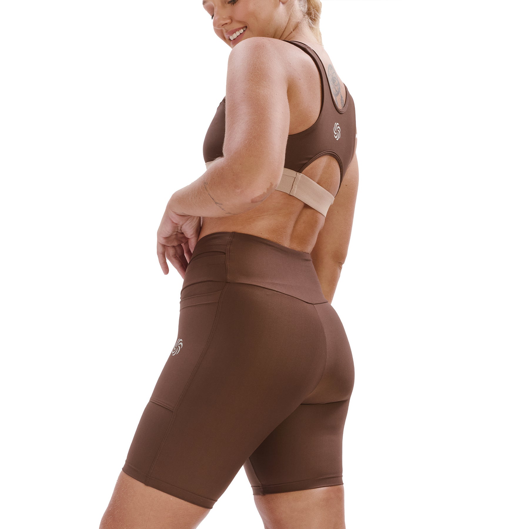 Look: Top Bolso Recortes + Bermuda multibolsos café