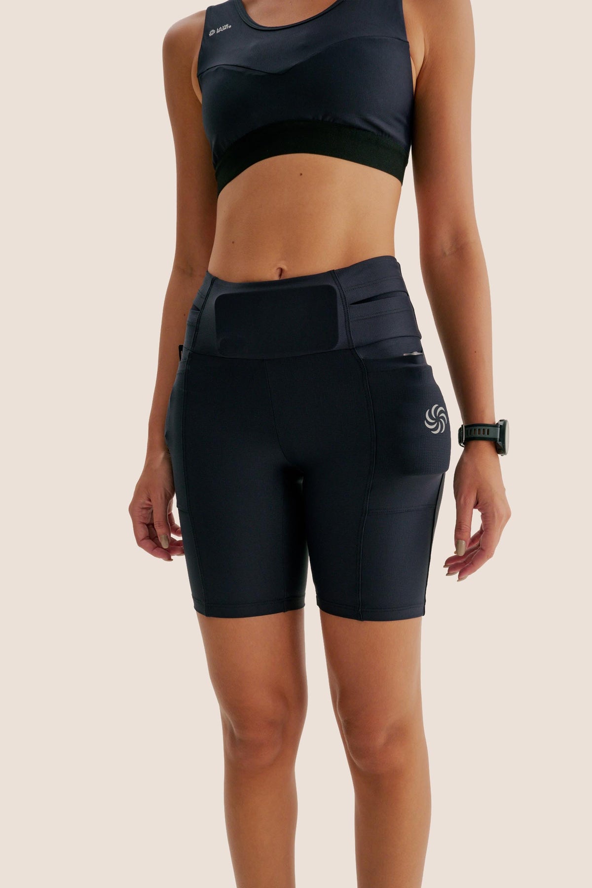 BERMUDA DE COMPRESSÃO COM MULTIBOLSOS CompressSkin™ + Emana PRETA