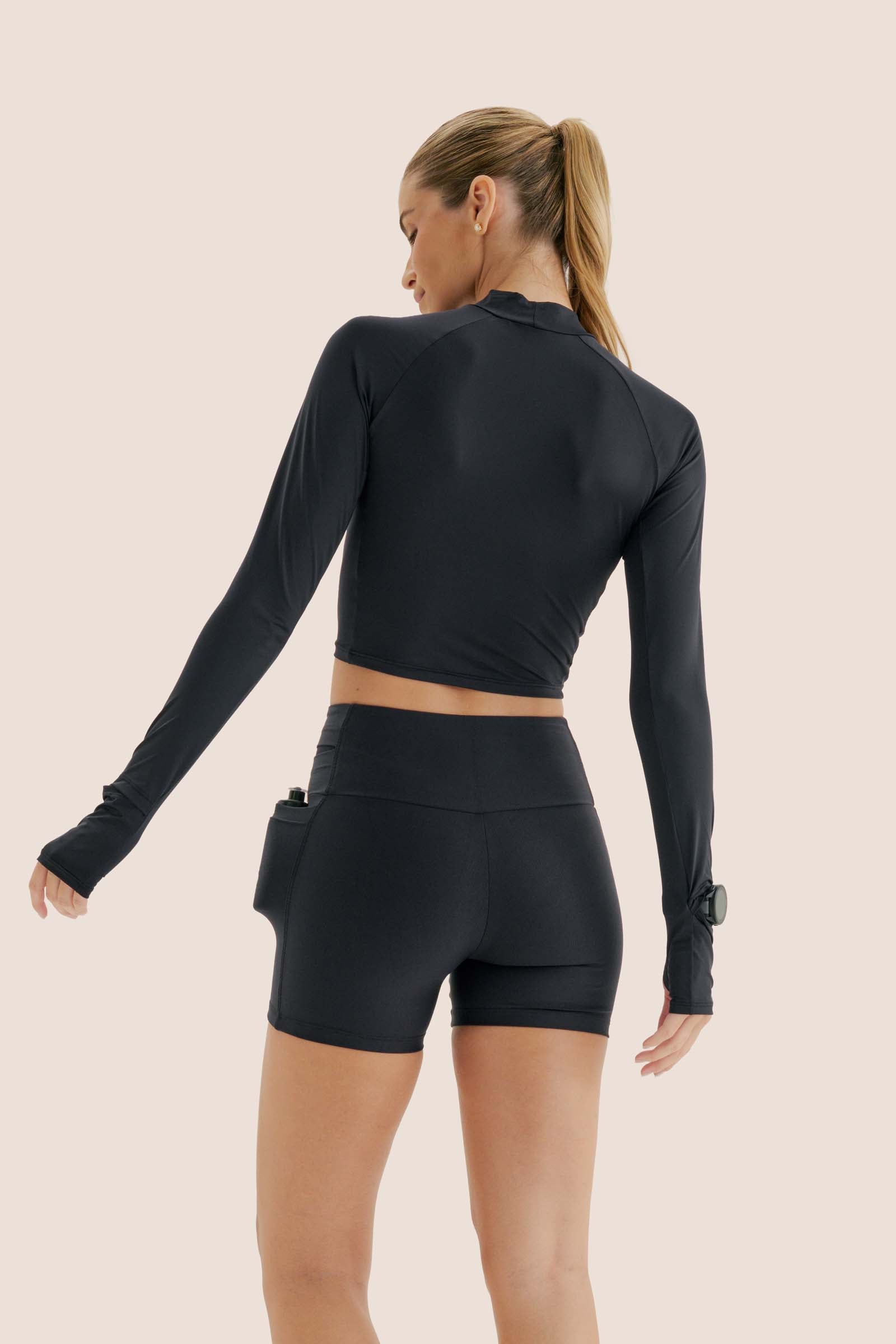 Look: Camiseta manga longa cropped + short multibolsos curto preto
