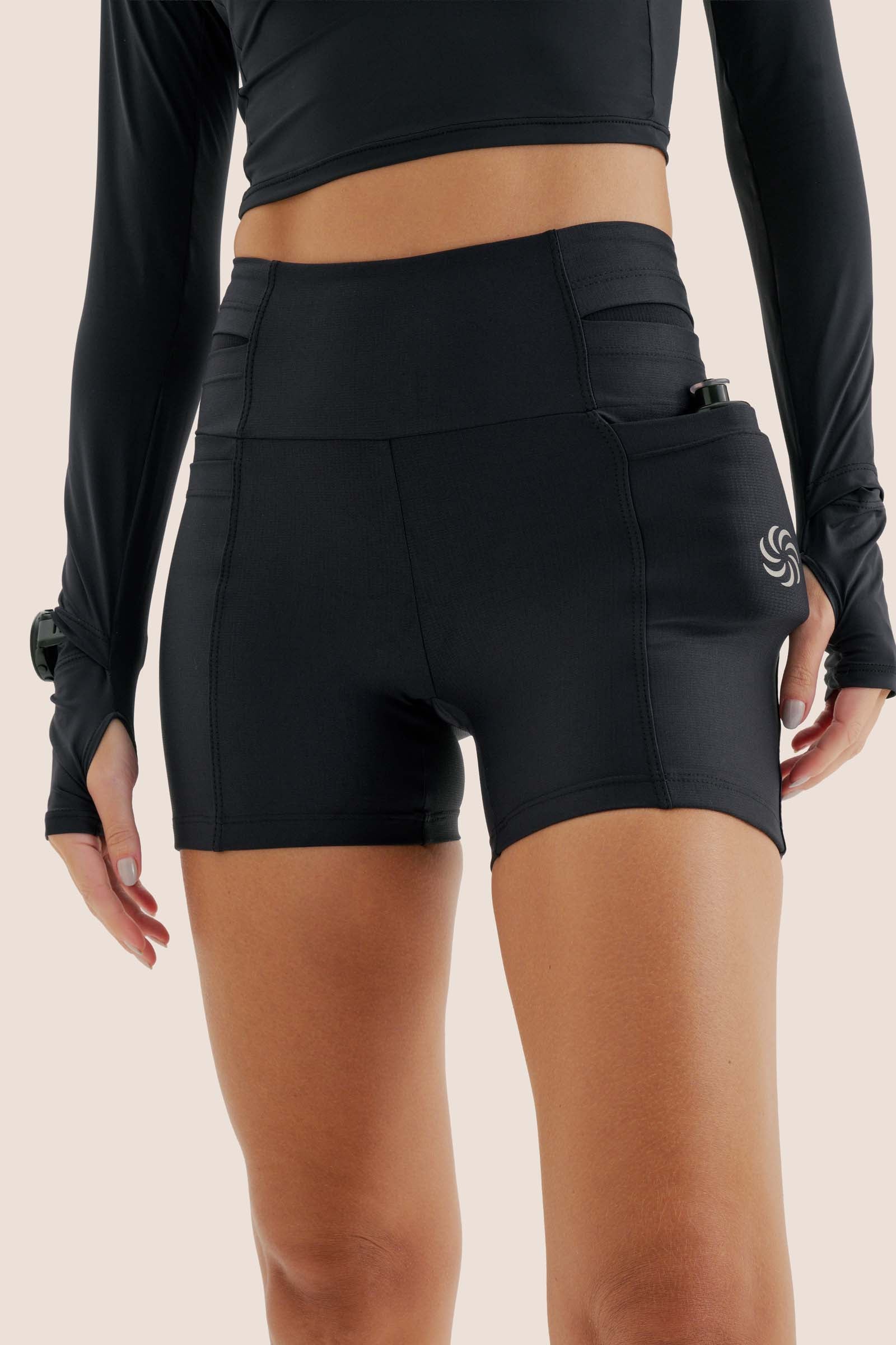 Look: Camiseta manga longa cropped + short multibolsos curto preto