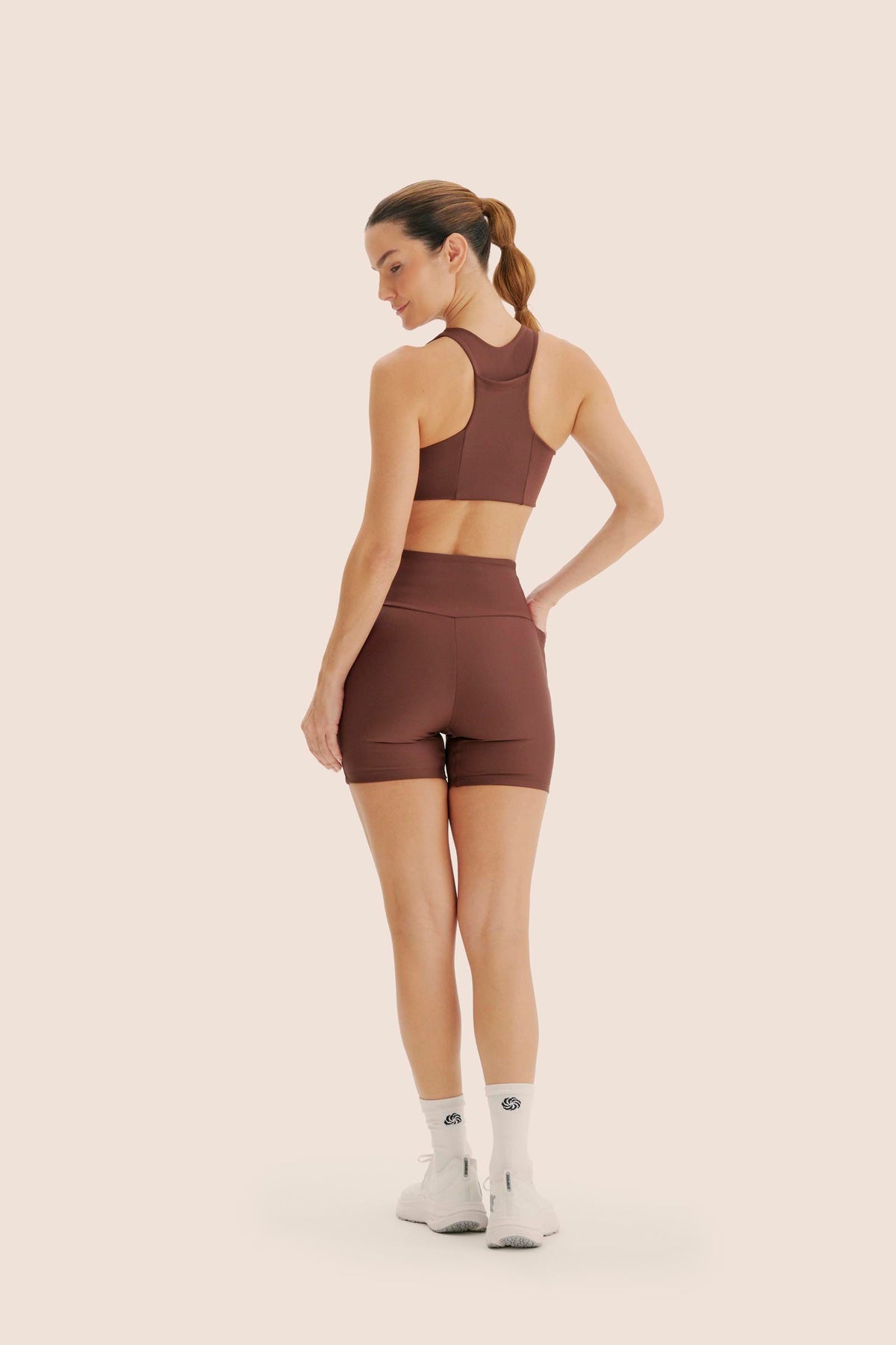SHORT DE COMPRESSÃO COM MULTIBOLSOS LIVRE FlexSkin™ CHOCOLATE