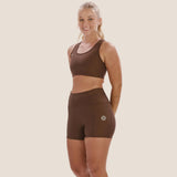 Look: Top super bolso + Short curto multibolsos café